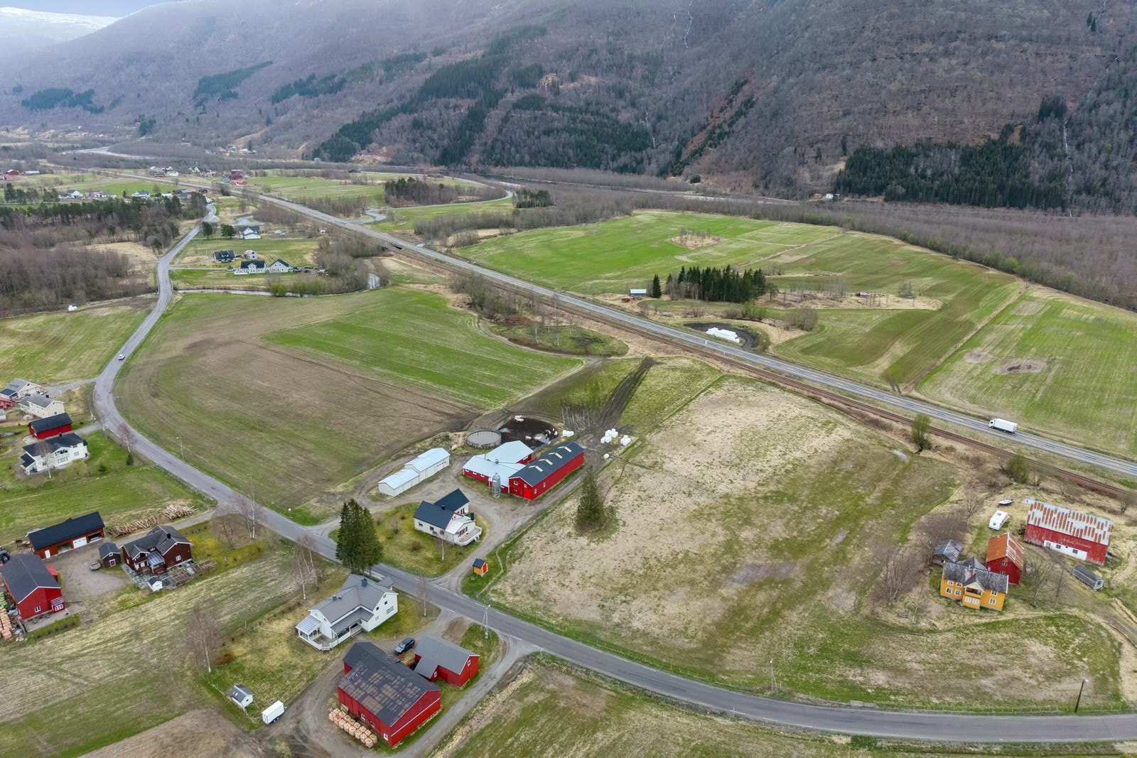 Eiendommen er under fradeling (deling av driftsenhet) og vil trolig bli på ca. 790 dekar etter fradelingen. Galleribilde