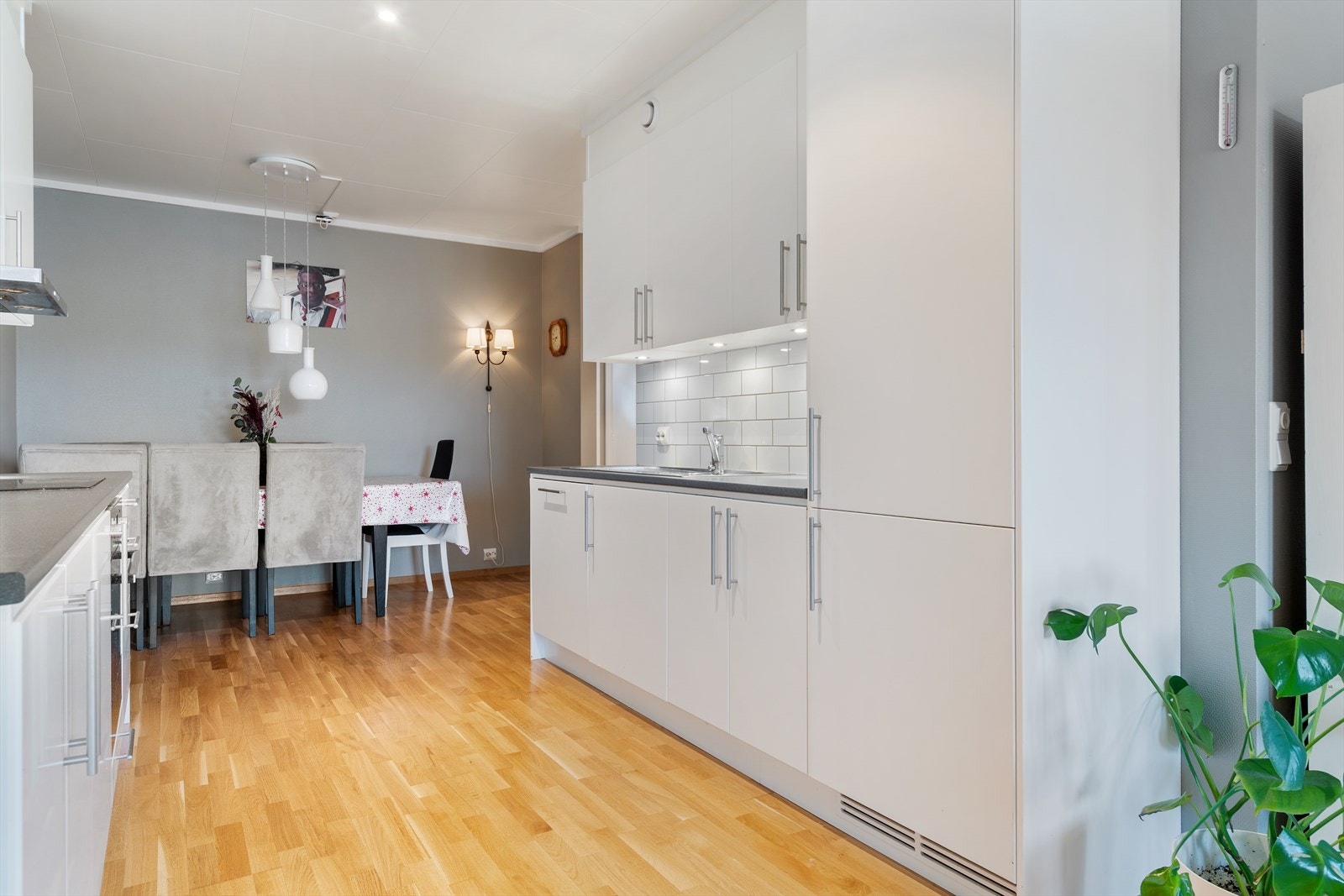 Meget pent oppgradert kjøkken med integrerte hvitevarer og downlights under overskap. Galleribilde