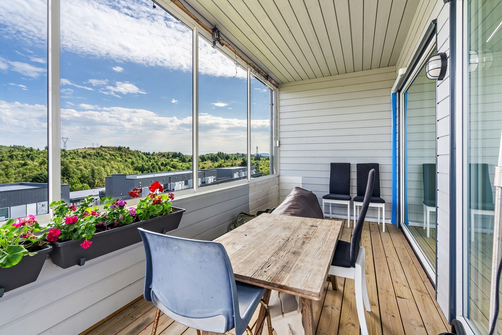 Innglasset sommerstue like utenfor stuen. Galleribilde