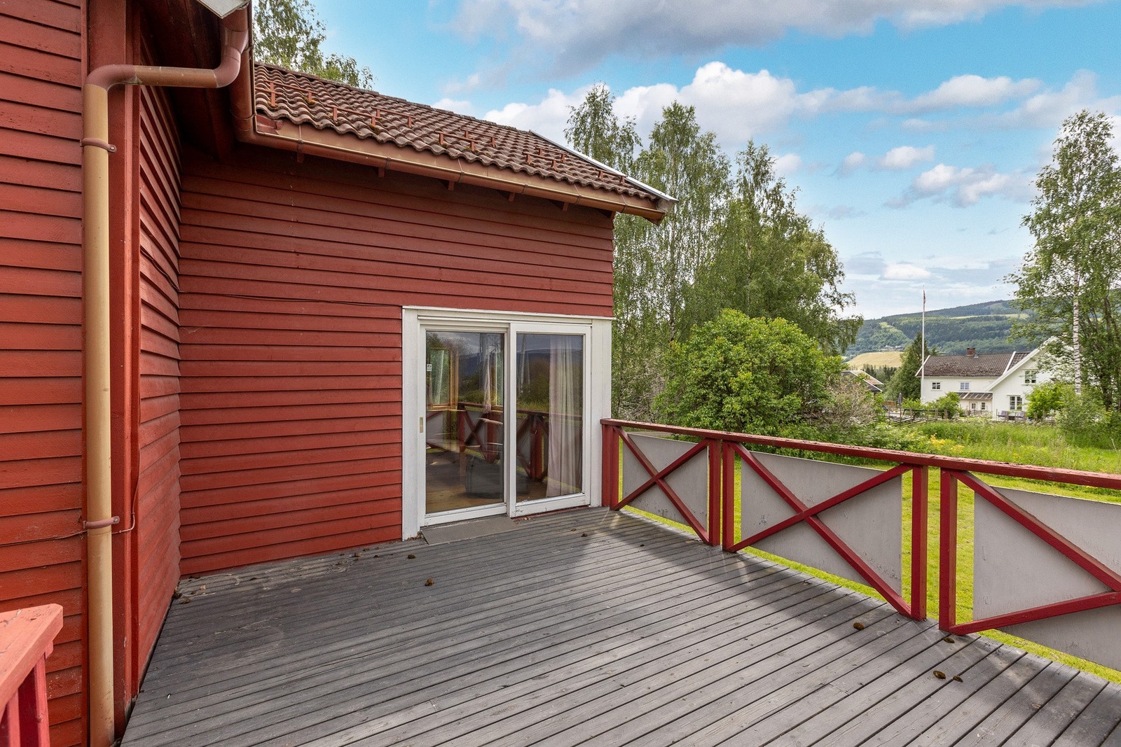 God størrelse på verandaen med god plass til utemøbler og annet som hører til. Galleribilde