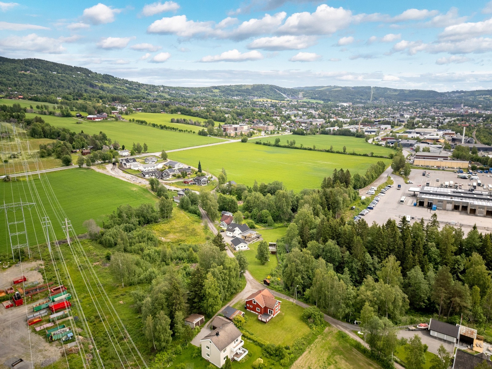 Det tar ca. 7 min å kjøre til Lillehammer stasjon med timesvise avganger sydover mot Hamar, Lillestrøm og Oslo. Galleribilde