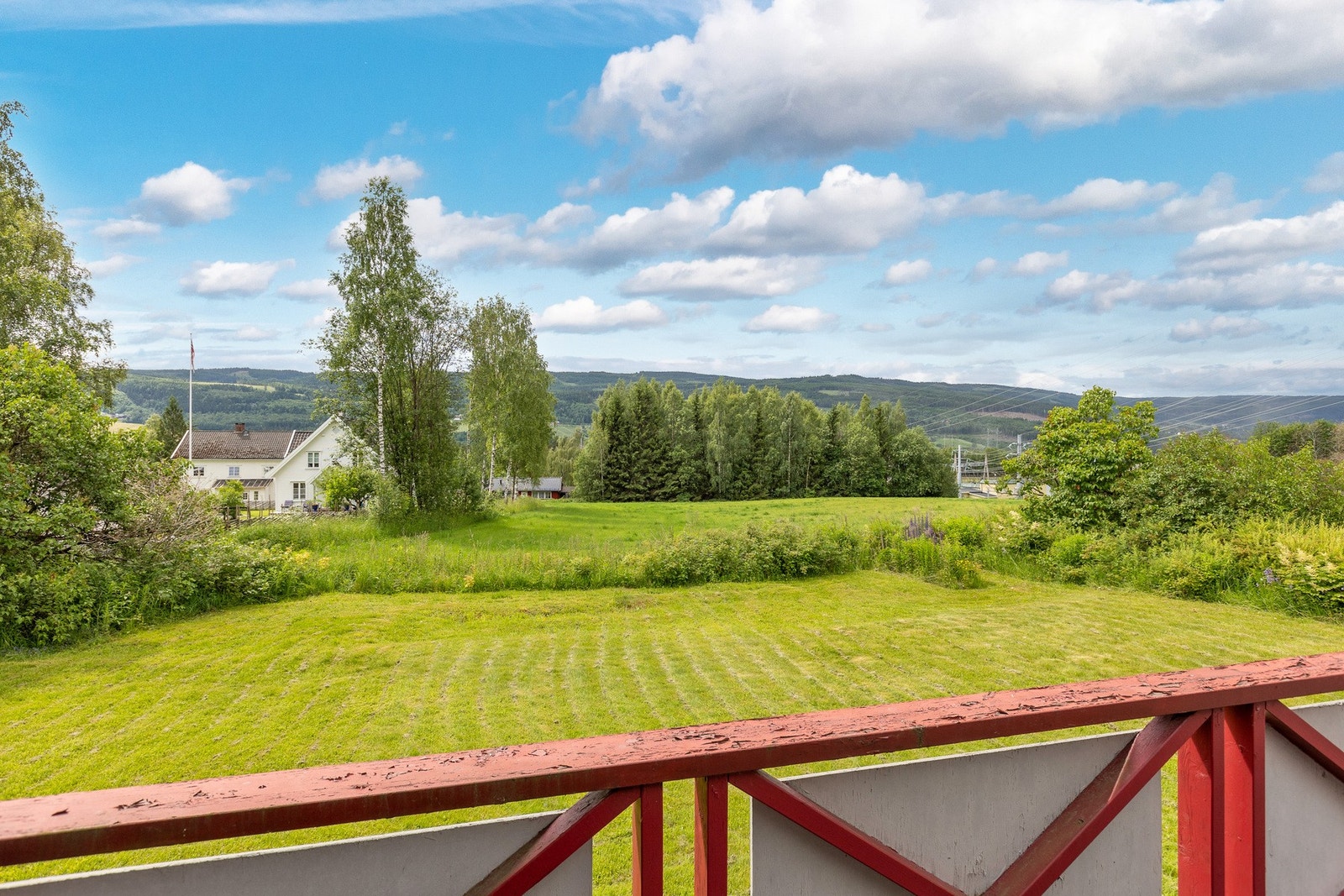 Landlige beliggende med utsyn til nærområdet fra verandaen. Galleribilde