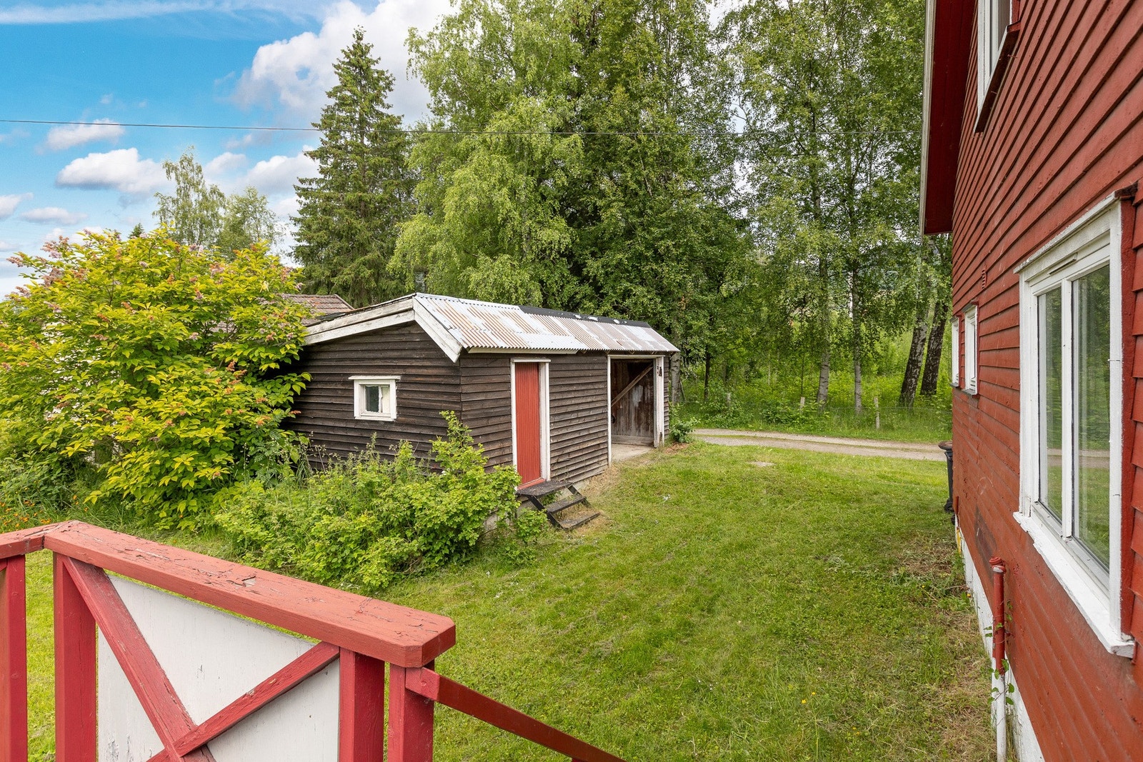Eldre uthus med bodplass samt garasjeplass. Galleribilde