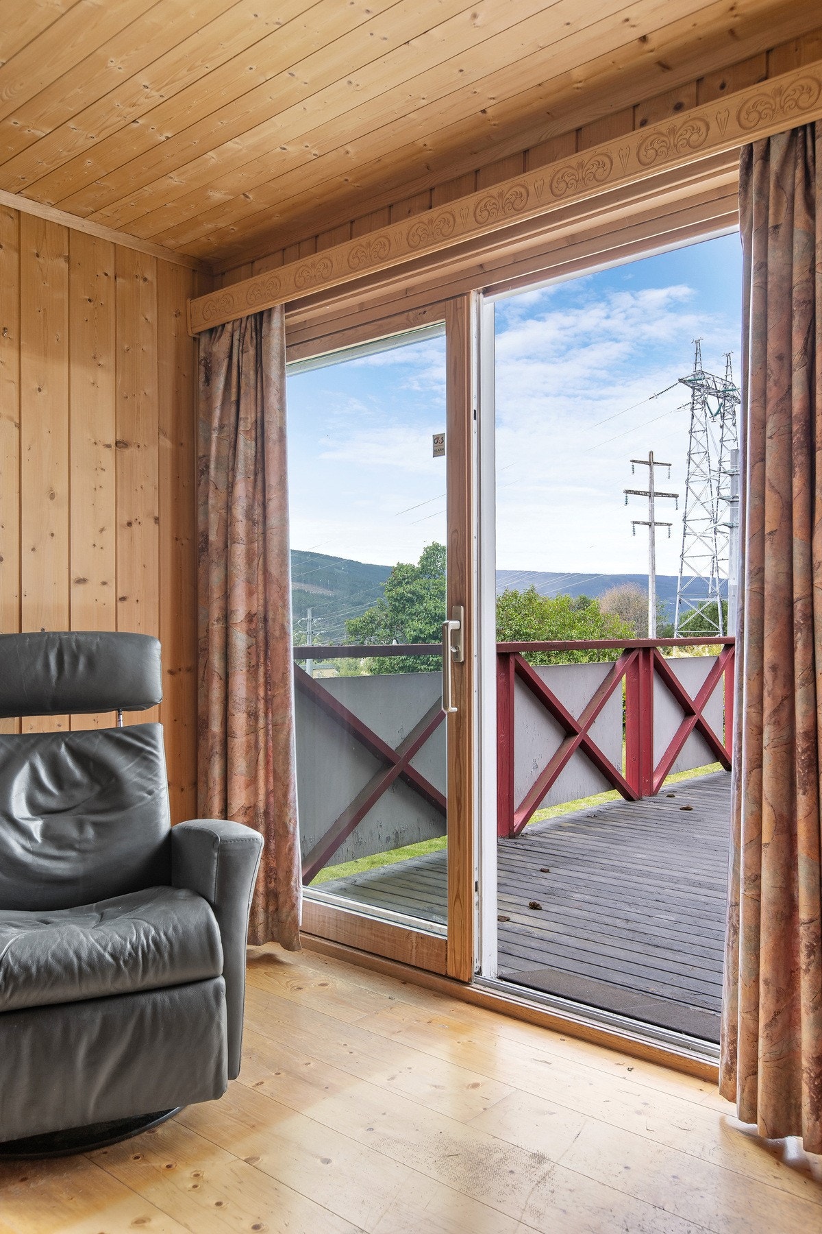 Verandaen er vestvendt og har gode sol- og utsiktsforhold. Galleribilde