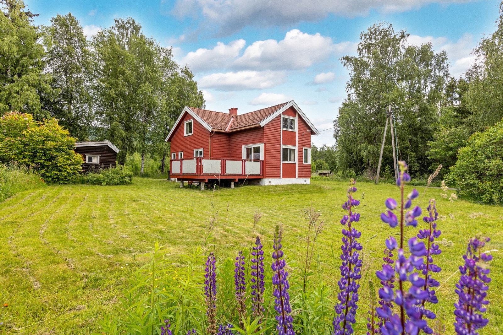 Eiendommen ligger landlig til rett utenfor et etablert boligfelt ca. 3.5 km nord for Lillehammer sentrum. Galleribilde