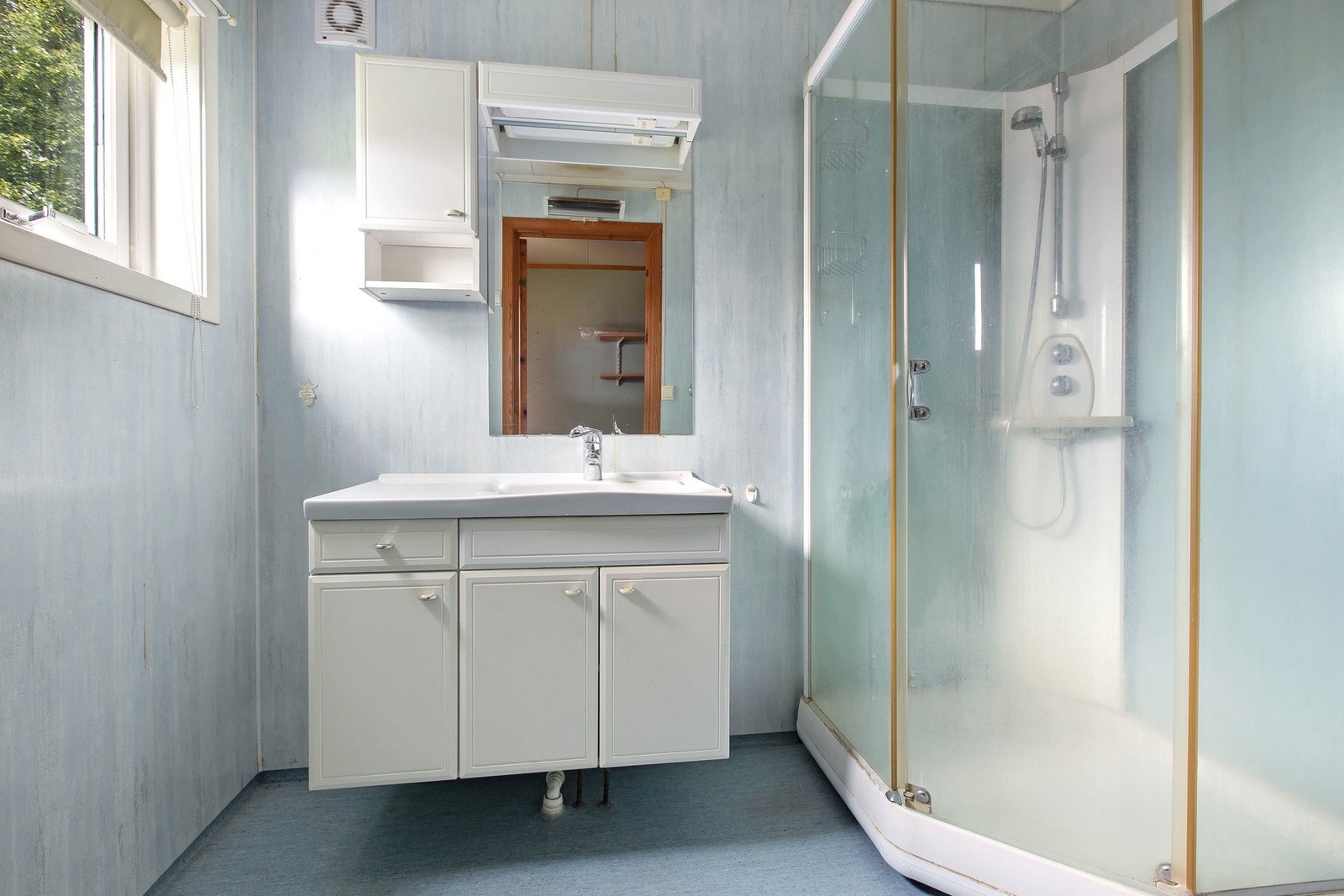 Badet er noe oppgradert og innehar dusjkabinett og baderomsinnredning. Galleribilde