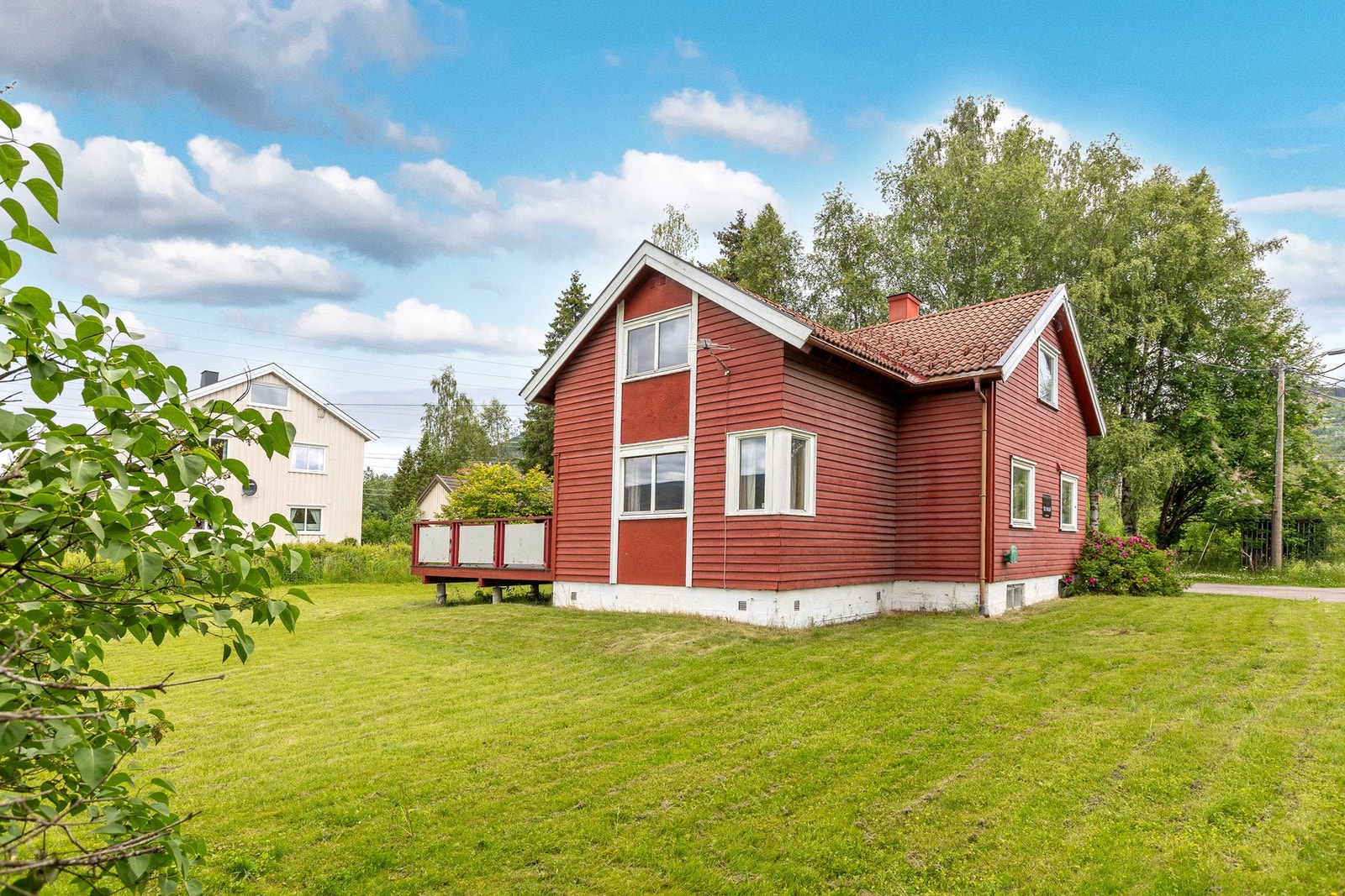 Flat, bruksvennlig og opparbeidet tomt, vesentlig bestående av plenarealer med noe beplantninger. Galleribilde