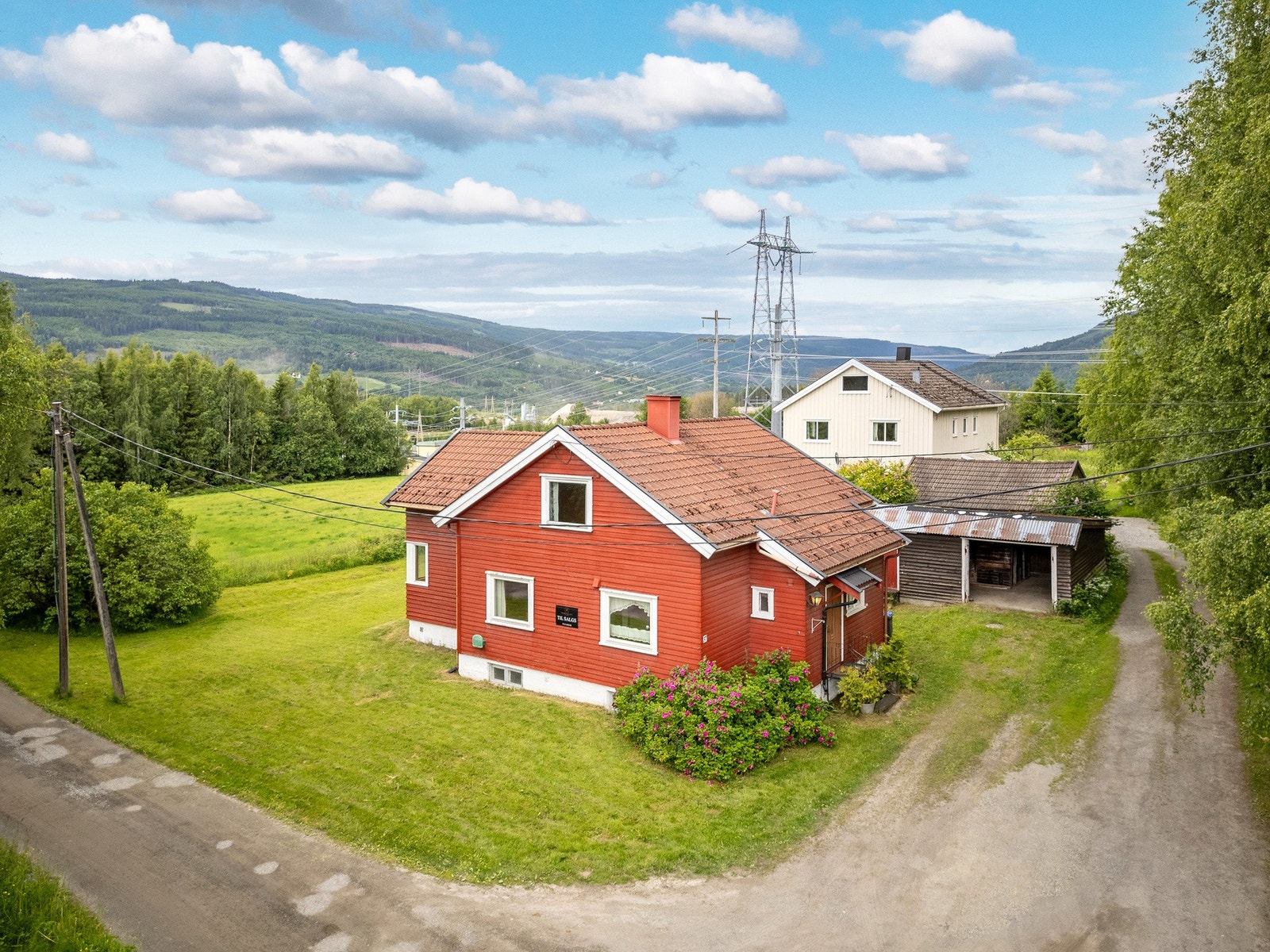 Tomten er i underkant av ett mål og er opparbeidet med plenarealer og diverse beplantning. Galleribilde