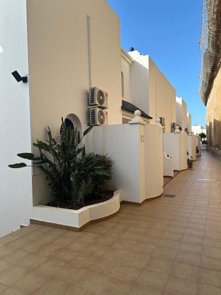 Bagside med indgangs dóre Galleribilde