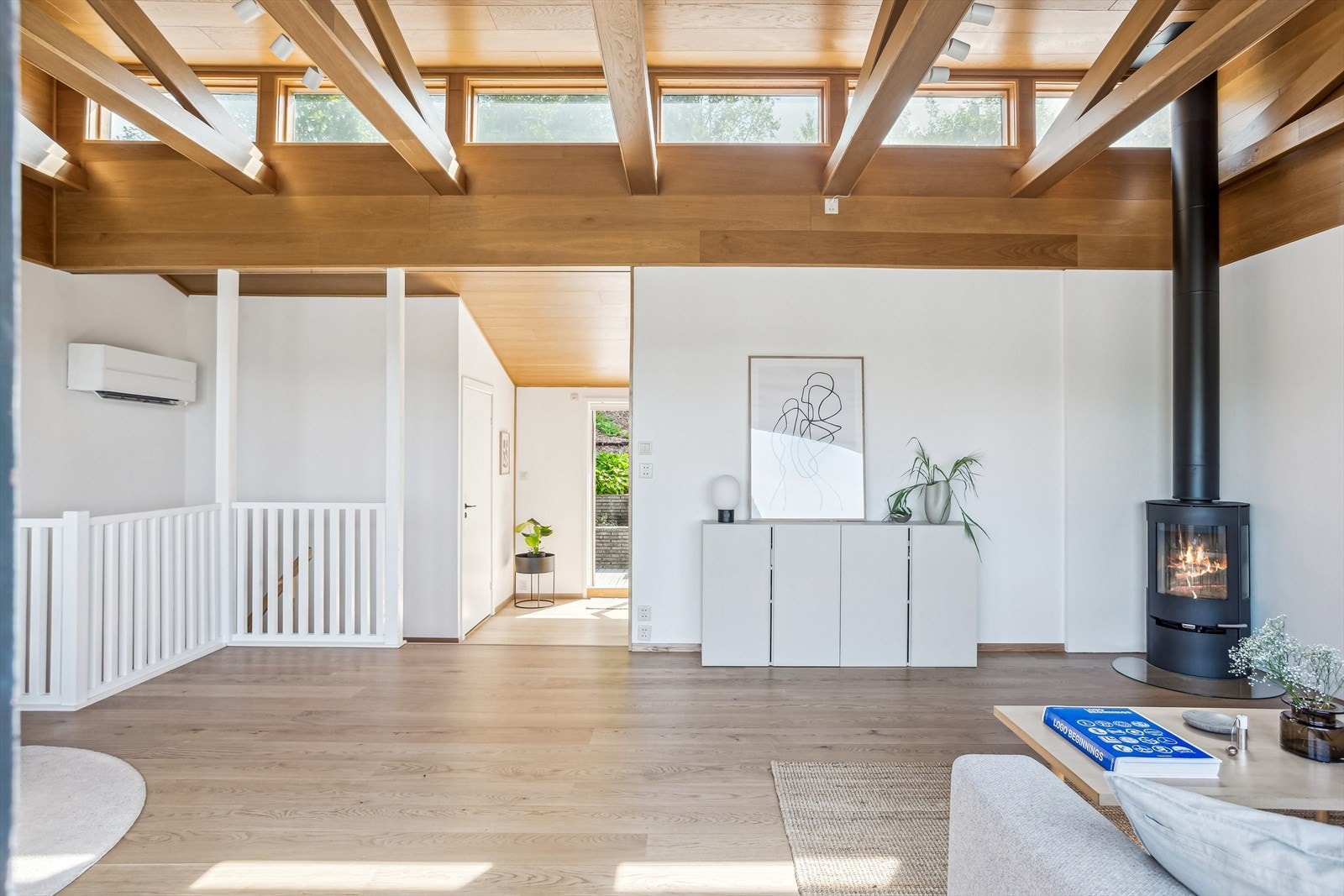 Stor lys stue med. Godt med naturlig lysinslipp fra flere og store vindusflater. Galleribilde