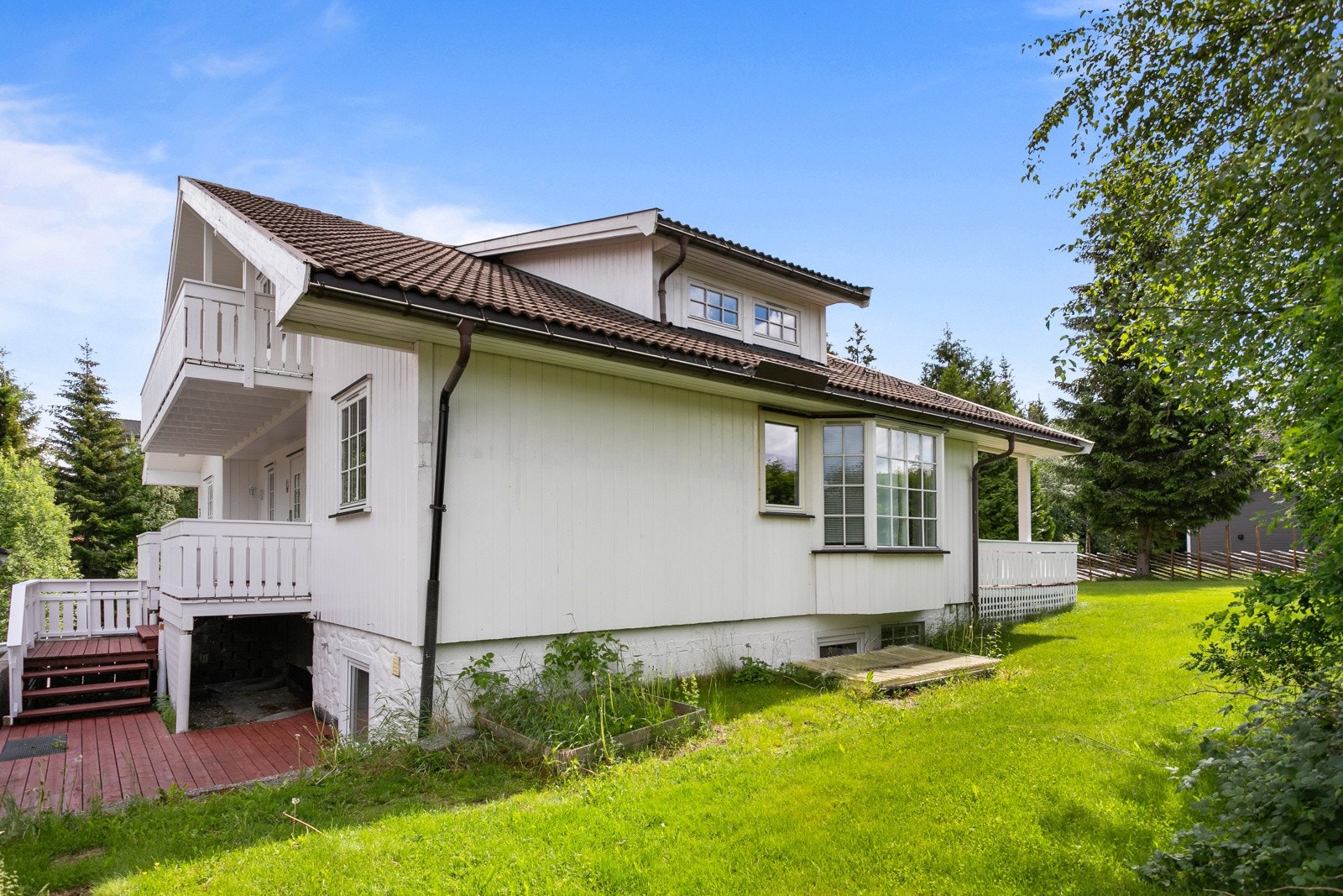 Uteområdene strekker seg rundt store deler av boligen. Galleribilde