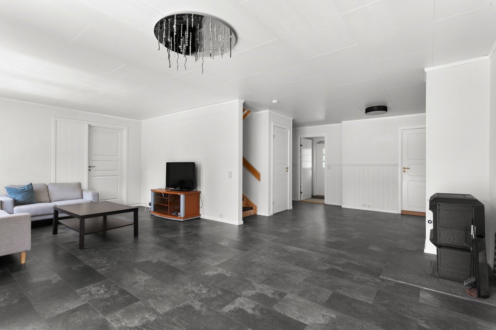 Stuen har god plass til sofagruppe og annet møblement. Galleribilde