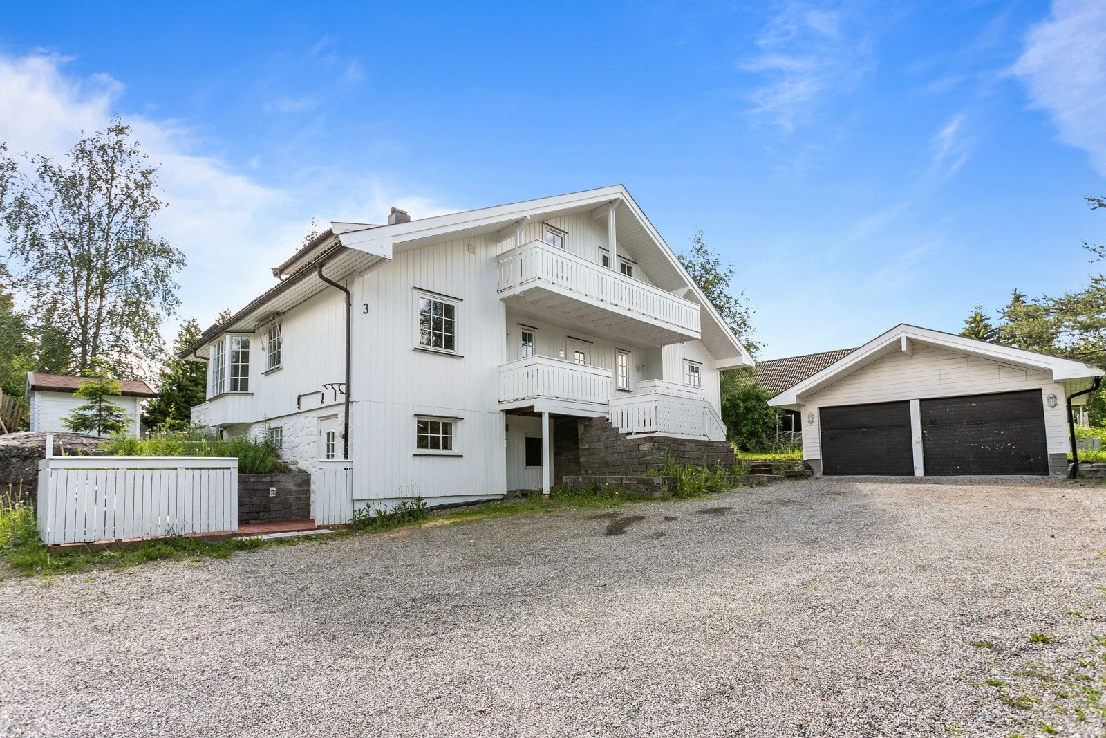 Stor gårdsplass med mange parkeringsmuligheter. Galleribilde