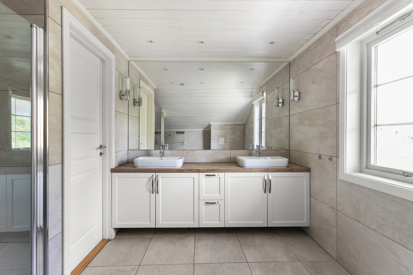 Lekkert, helfliset baderom i 2. etasje. Galleribilde