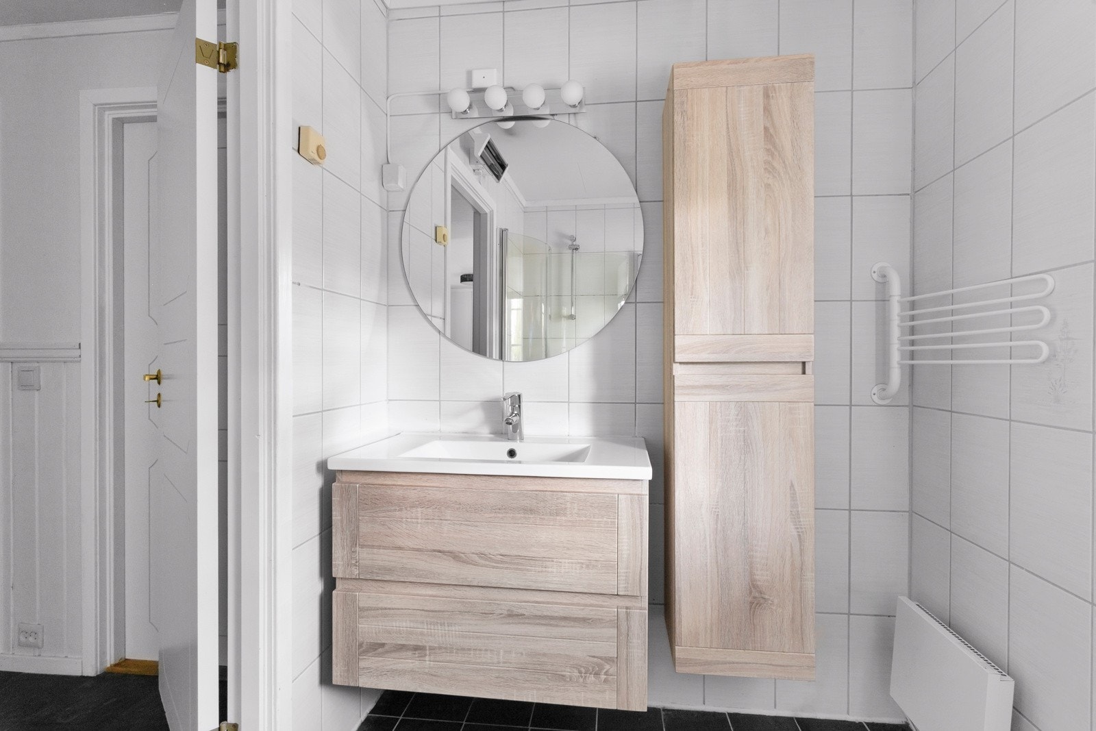 Rommet har lys innredning med servant og toalett. Galleribilde