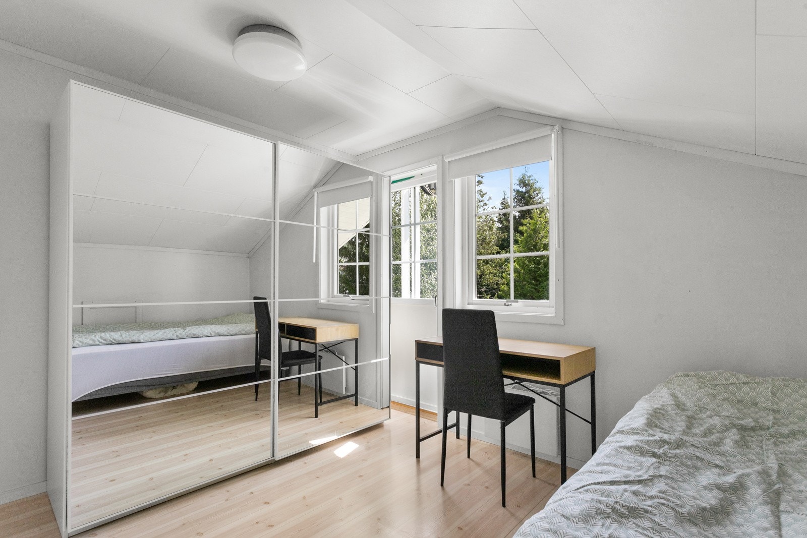 Soverom 6 i 2. etasje med utgang til balkong. Galleribilde