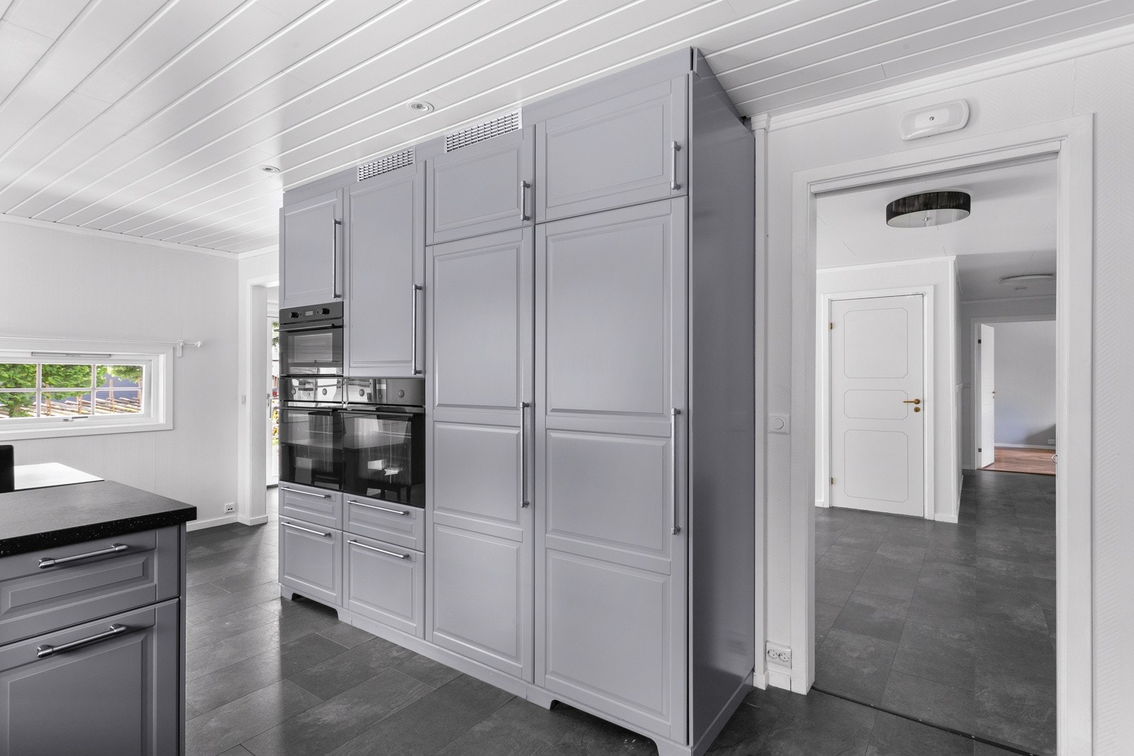 Kjøkkenet har integrerte hvitevarer som platetopp, to stekeovner, mikrobølgeovn, oppvaskmaskin og kjøleskap med frysedel. Galleribilde