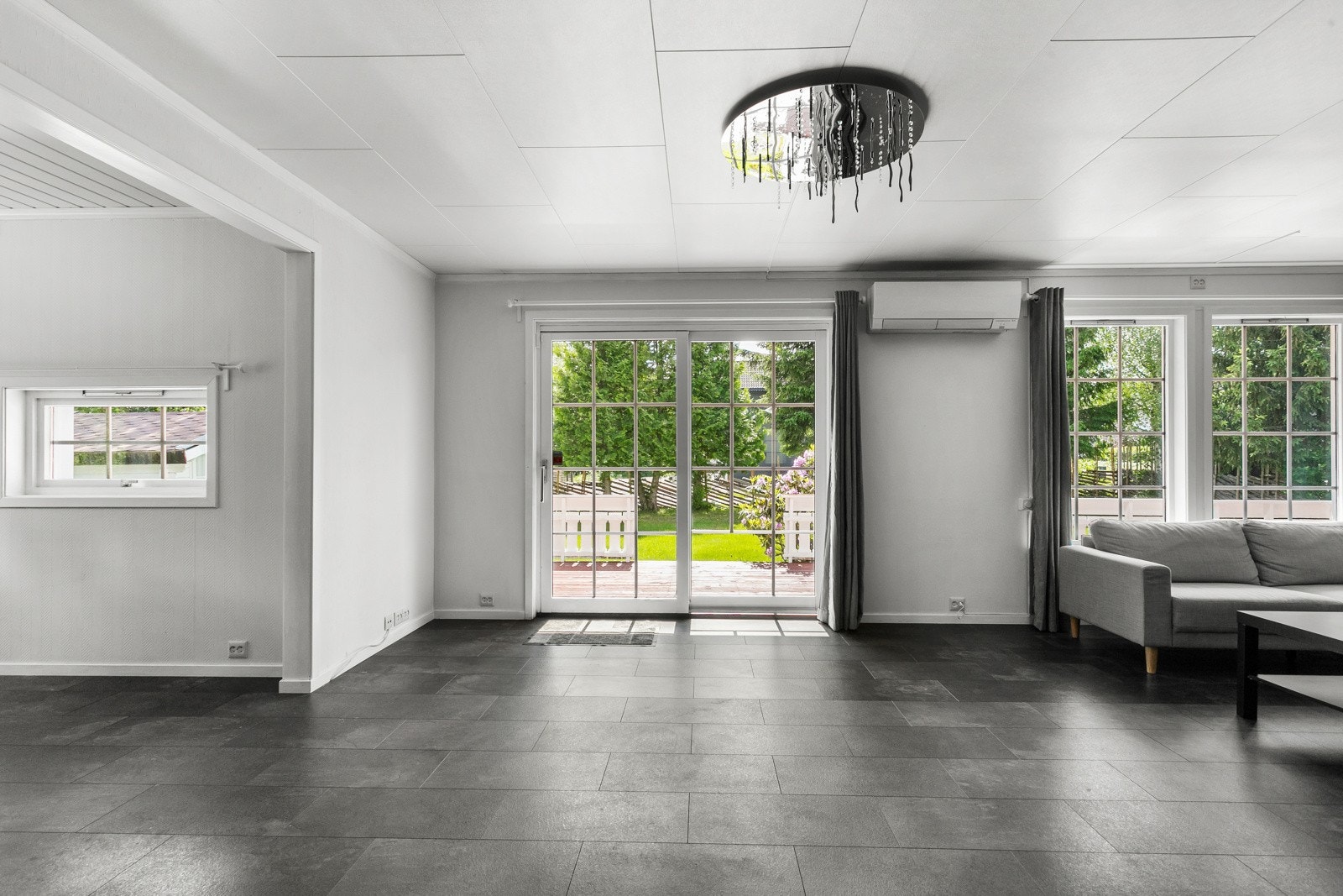 De store vindusflatene gir rikelig med naturlig lysinnslipp, noe som skaper en god atmosfære. Galleribilde