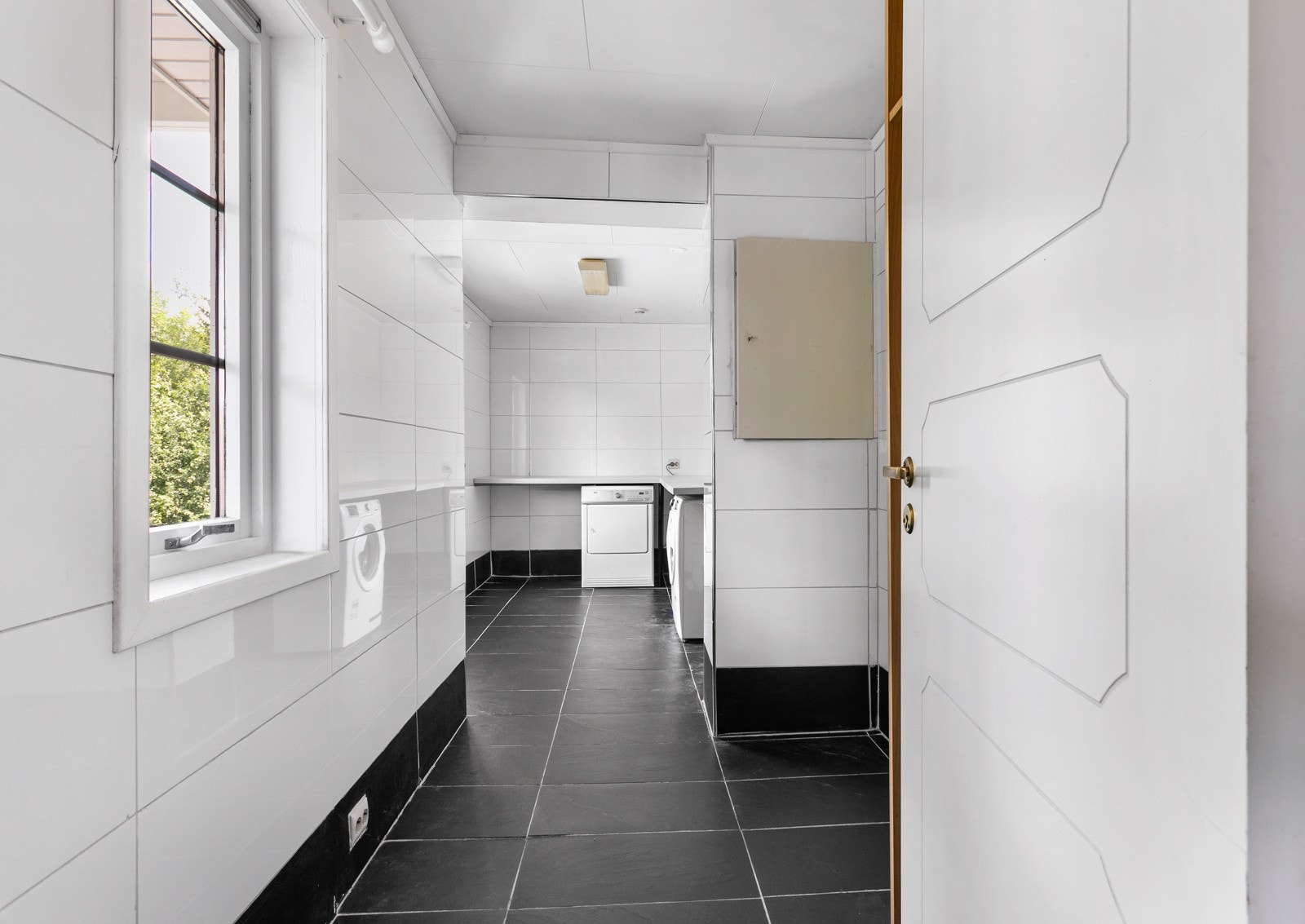 Rom i forbindelse med vaskerommet passer perfekt som garderobe. Galleribilde