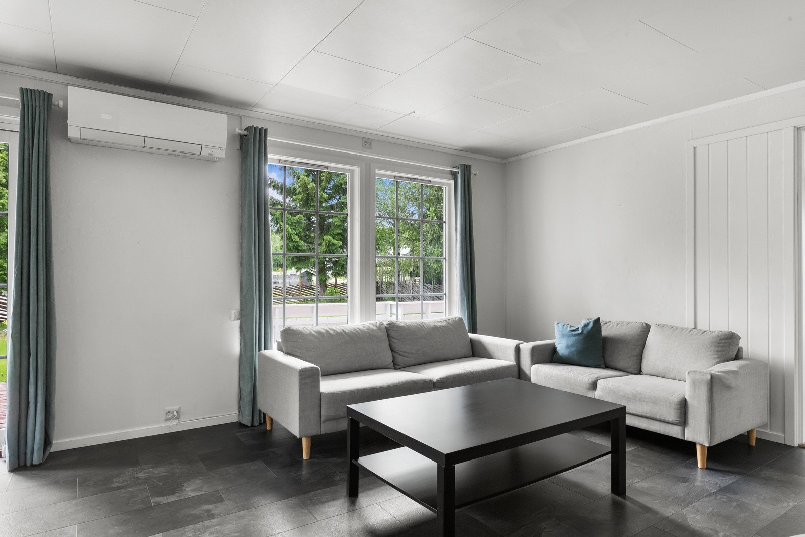 Vedovnen og varmepumpen bidrar til en jevn og god innetemperatur gjennom hele året. Galleribilde