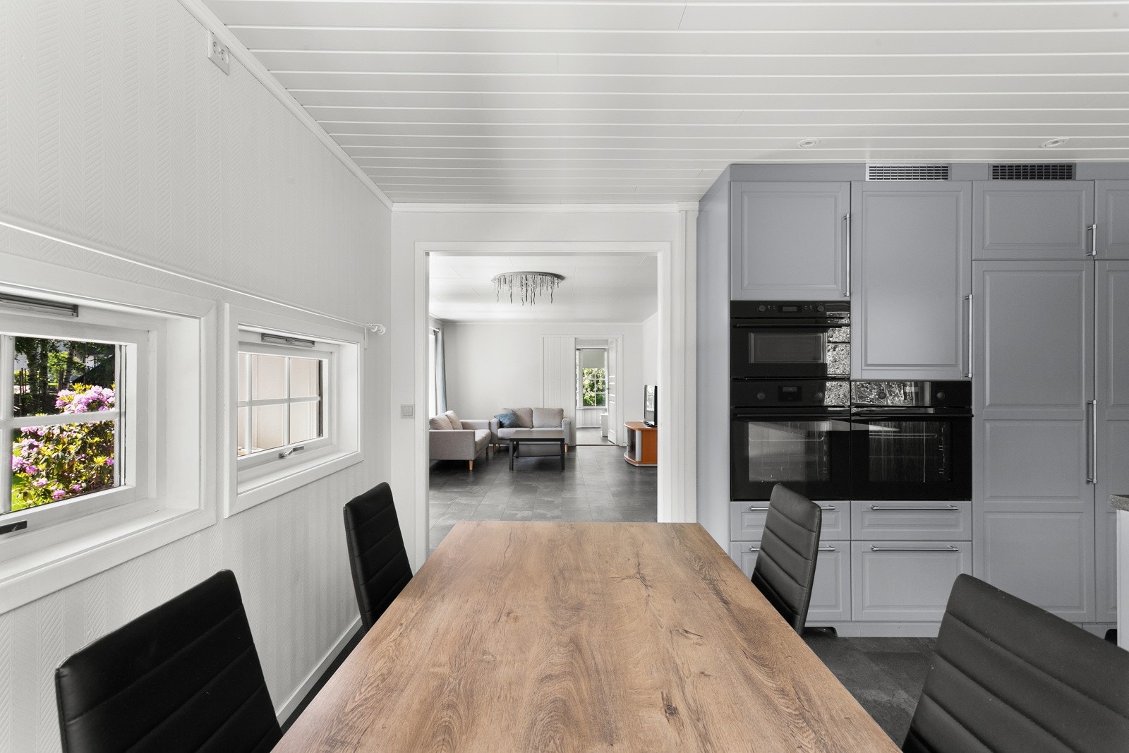 Det er plass til spisestue på kjøkkenet. Galleribilde