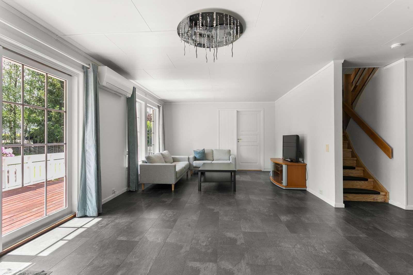 Stuen deles naturlig opp i flere soner. Galleribilde