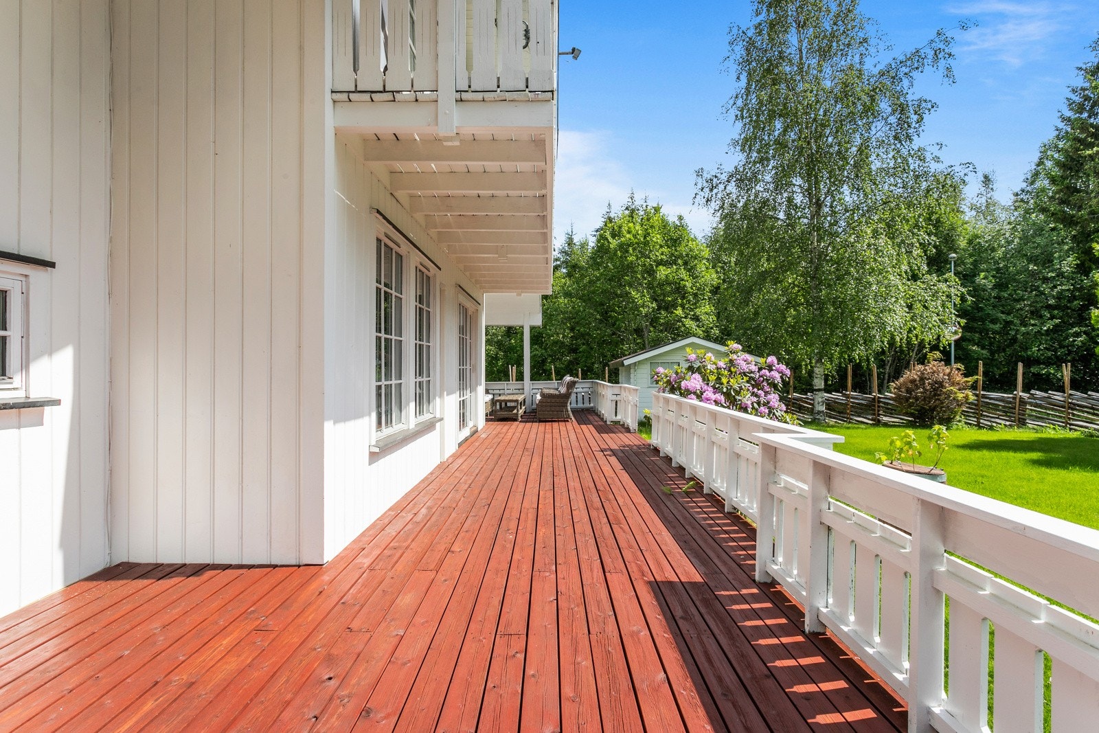 Det er utgang fra stue til den store og flotte terrassen. Galleribilde