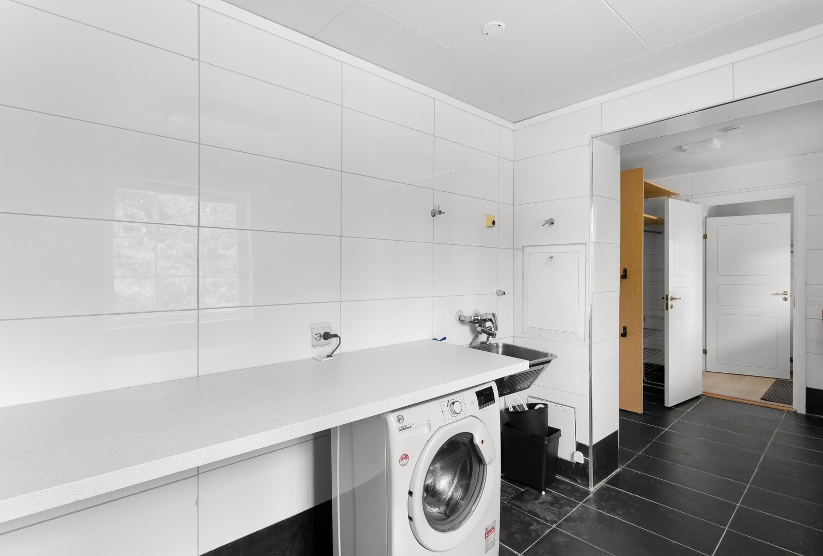 Vaskerommet har innredning, utslagsvask og opplegg for vaskemaskin. Galleribilde