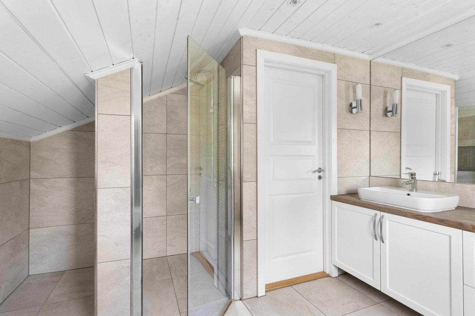 Dusjnisje med glassdør på baderommet. Galleribilde