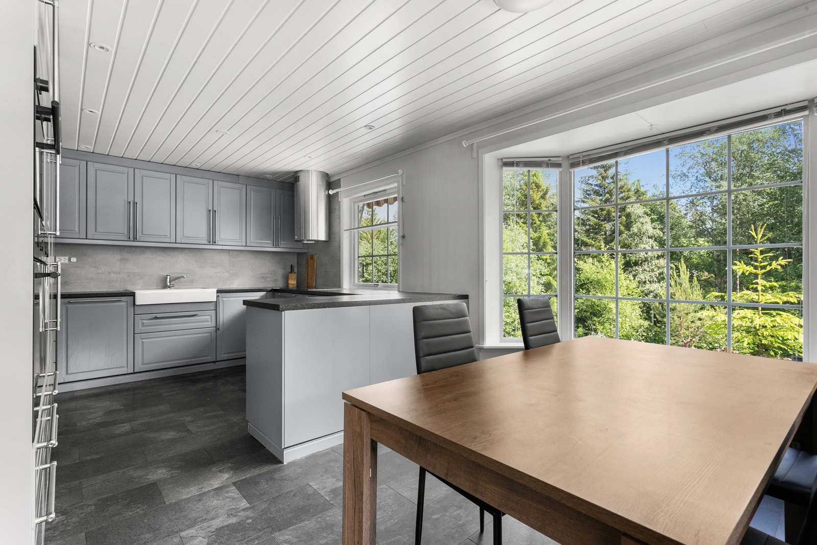 Kjøkkenet ligger i avskilt løsning med adkomst fra stuen. Galleribilde