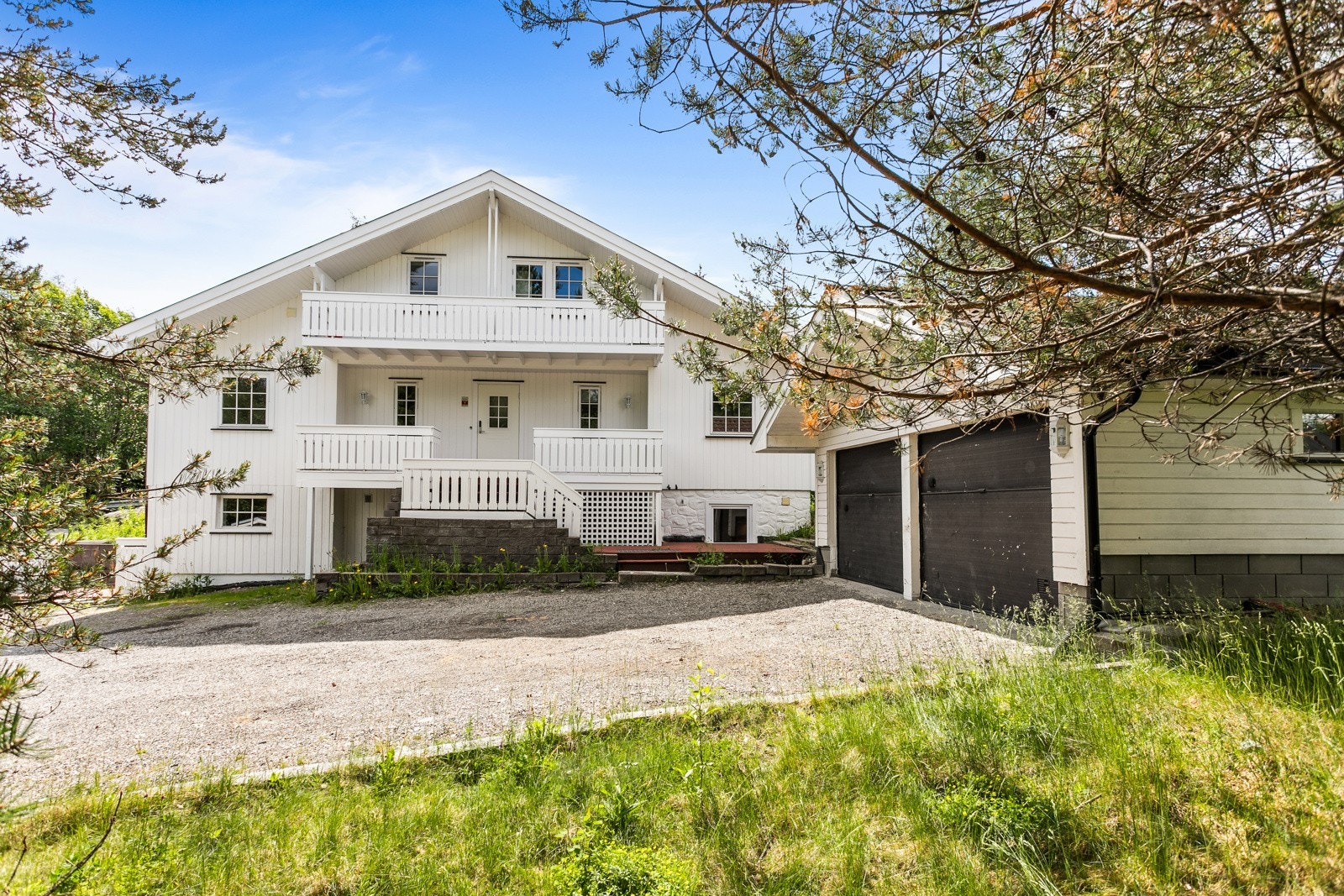 Parkering i dobbelgarasje. Galleribilde