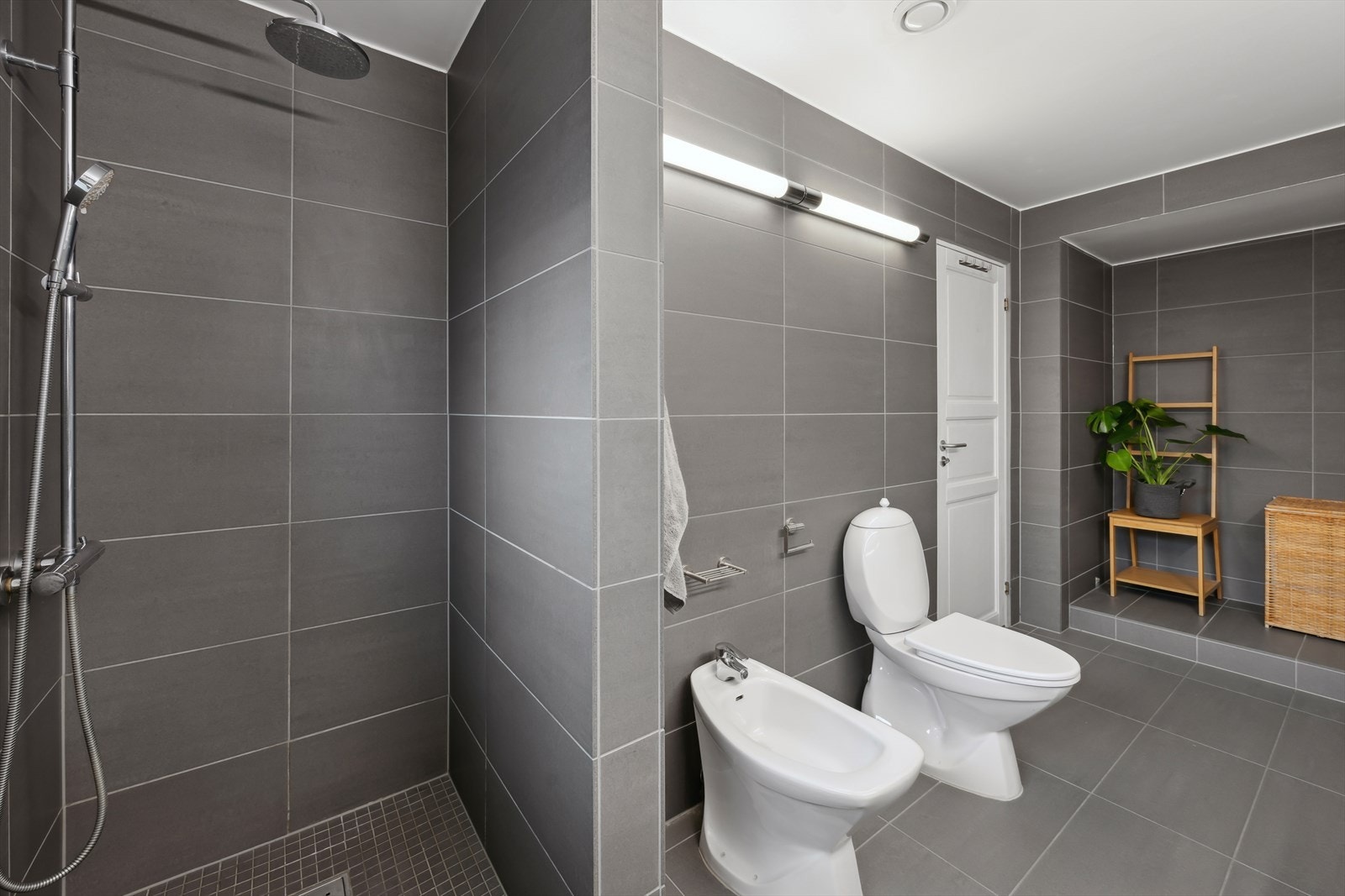 Baderom med regnfallsdusj. Galleribilde