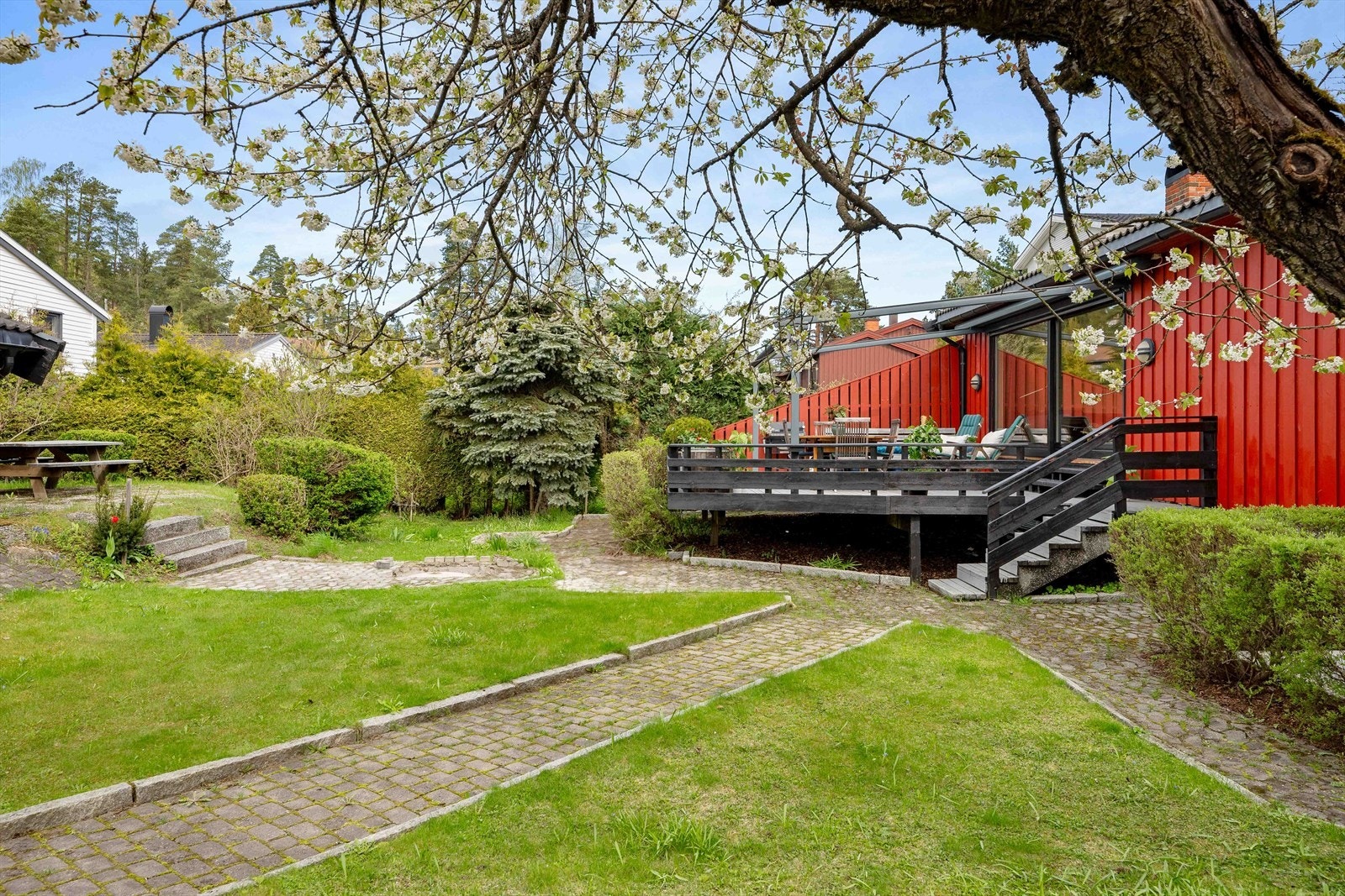 Dette gir en sjelden mulighet til å skape en hage og uteplass helt etter egne ønsker og behov, uten å måtte gjøre hele jobben selv fra bunnen av. Galleribilde