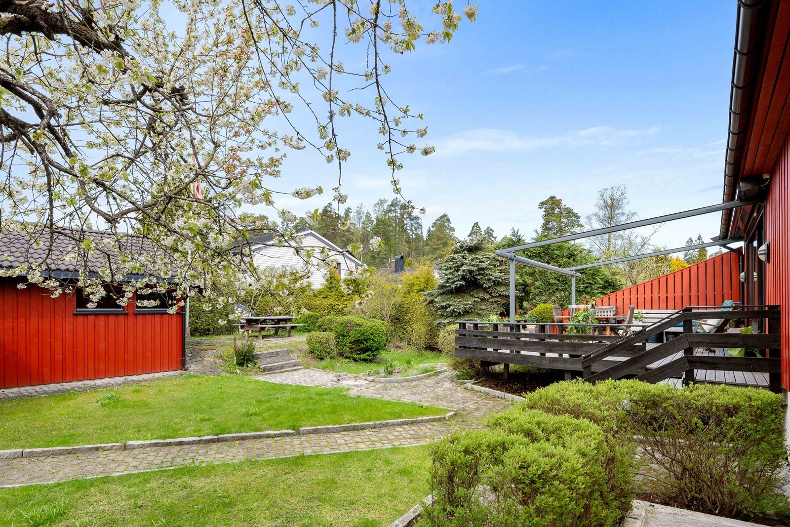 Det er planlagt kommunal oppgradering av vann- og avløpsledninger på eiendommen, noe som medfører graving på deler av tomten. Galleribilde