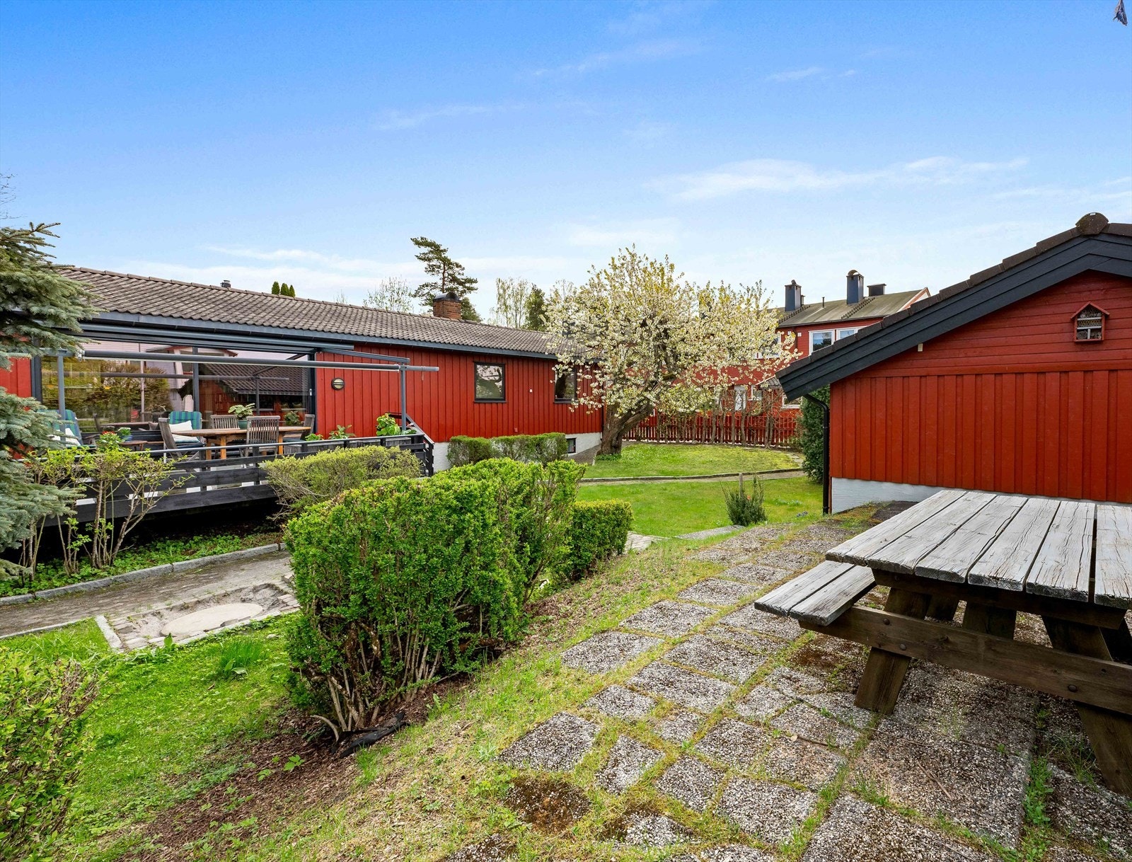 Tomten er på hele 636 kvm og fremstår som meget pent opparbeidet med store, grønne plenarealer, beplantning og skjermede uteplasser. Galleribilde