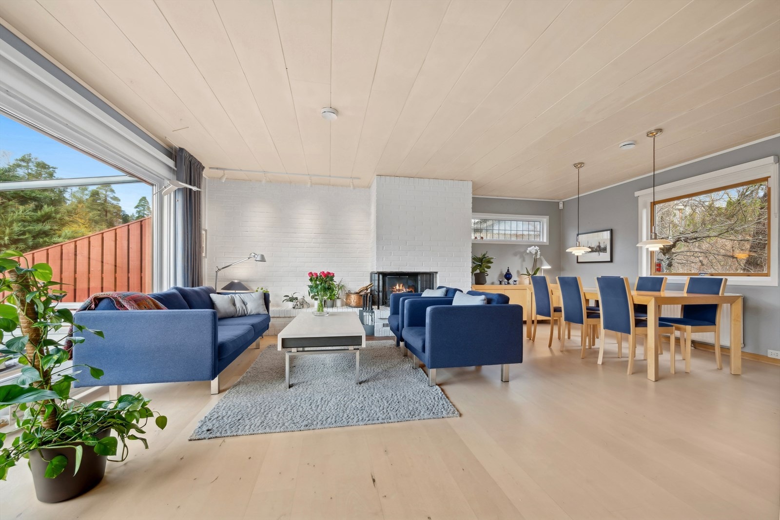 DNB Eiendom v/Veronica Melsnes har gleden av å presentere en romslig og innholdsrik enebolig med fantastisk beliggenhet i et stille og barnevennlig område på populære Korsfjellet. Galleribilde