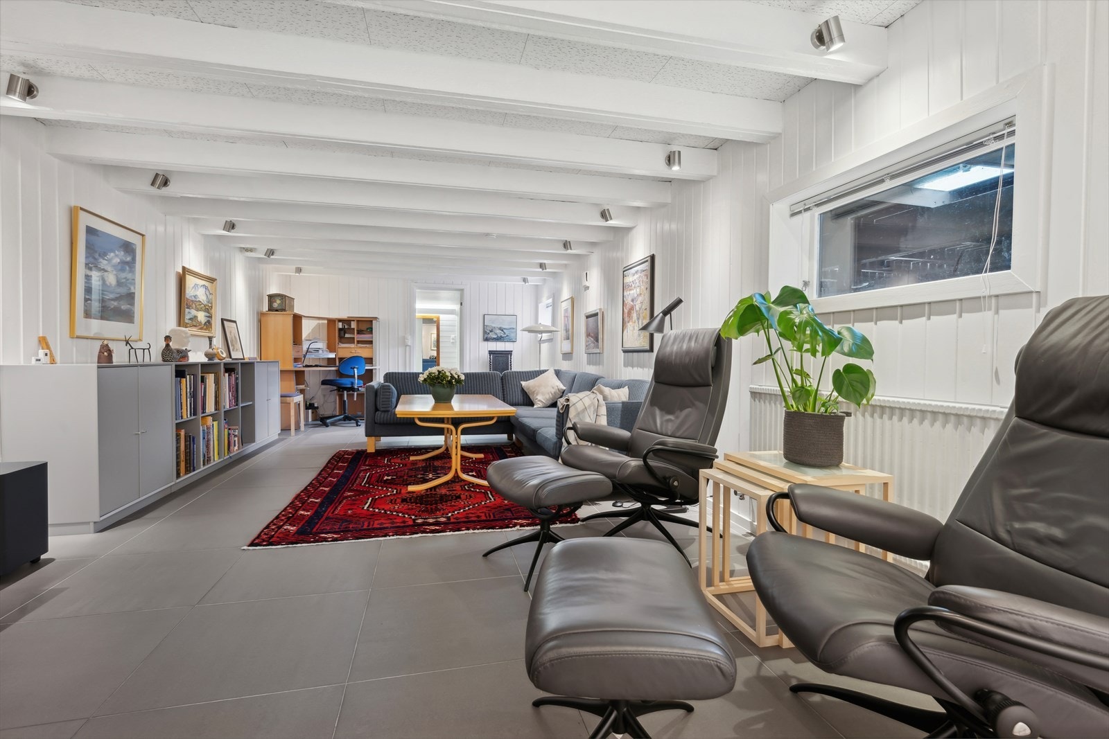 Romslig kjellerstue. Galleribilde