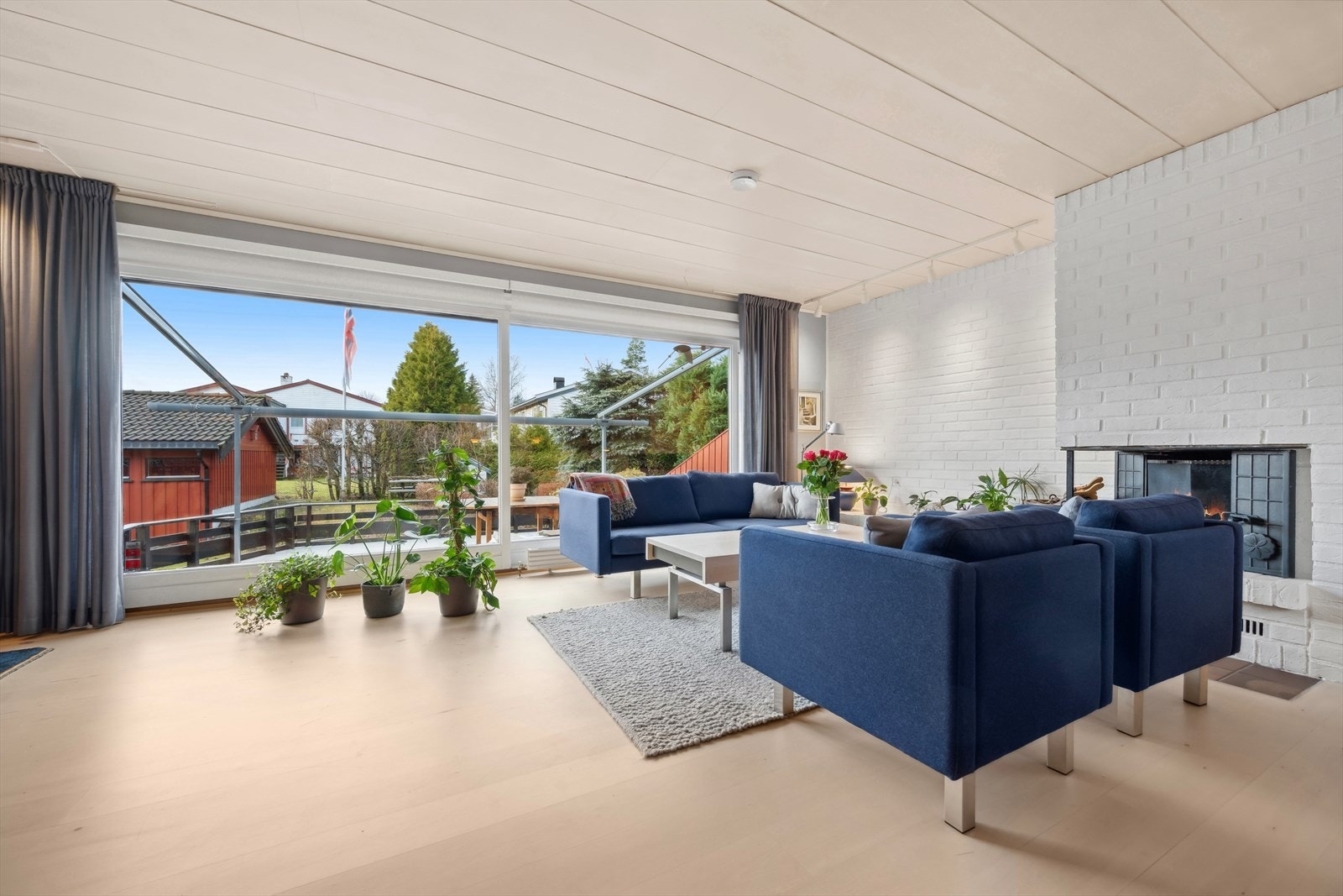 Pen stue med plass til flere sittegrupper. Galleribilde