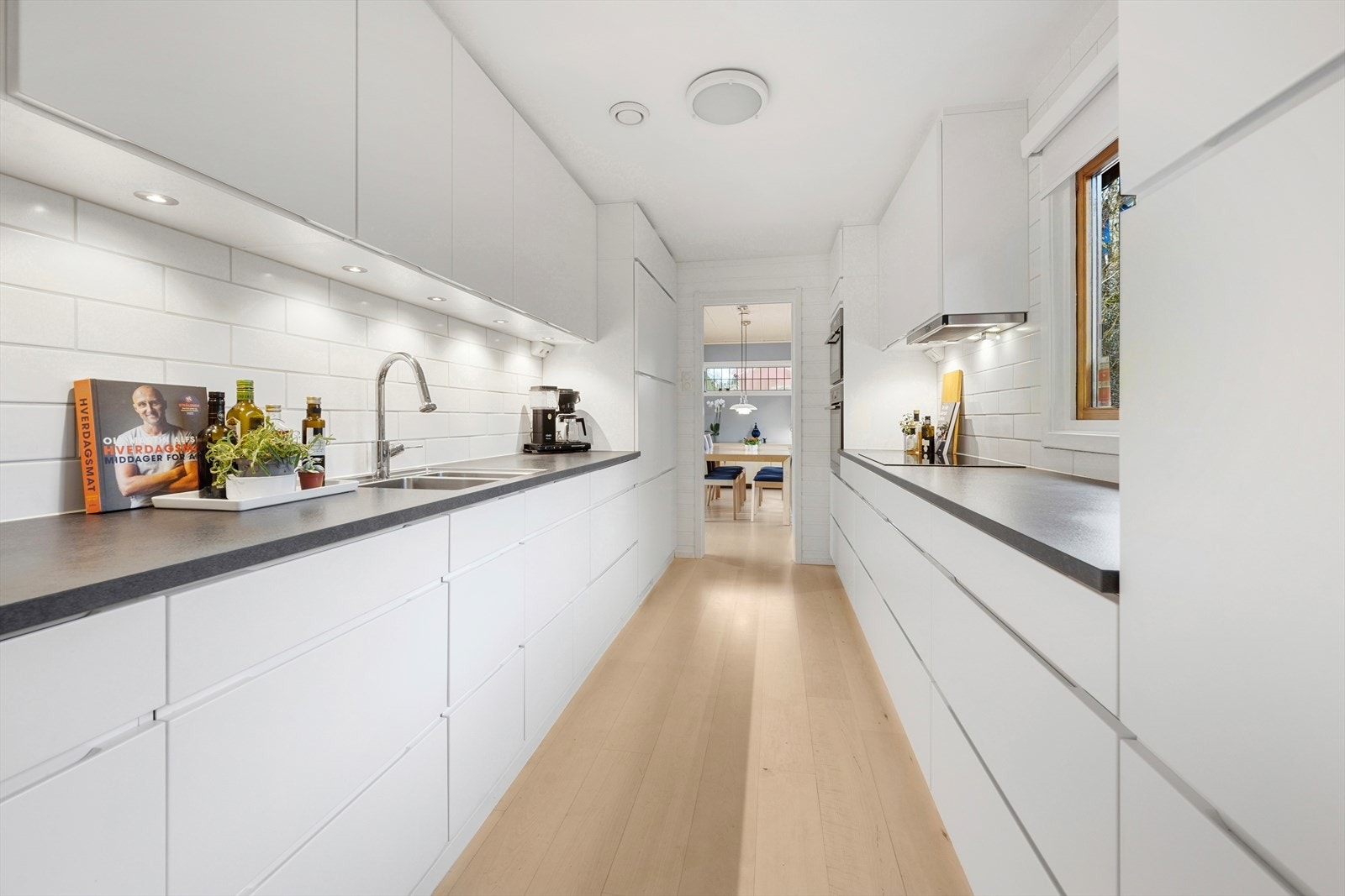 Kjøkkenet har innredning med glatte fronter. Galleribilde