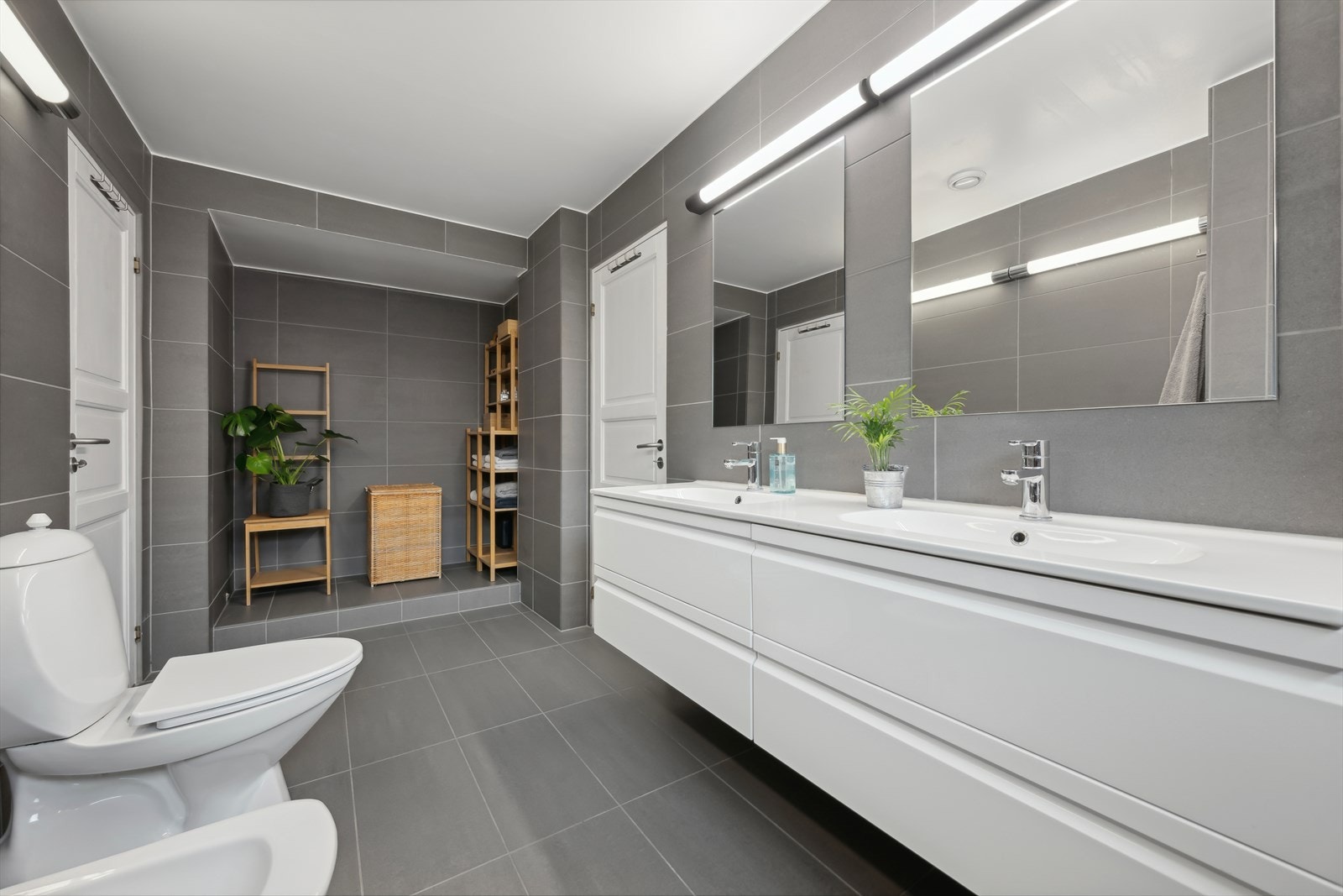 Baderom med dobbel servant. Galleribilde