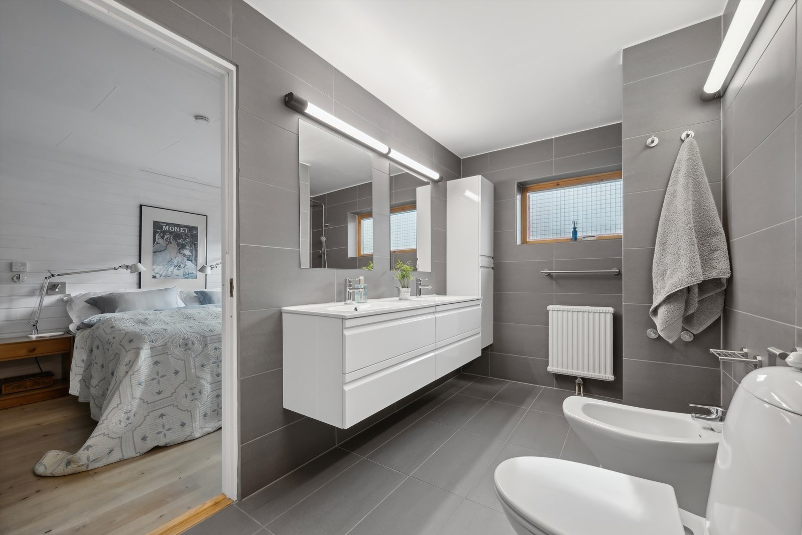 Bad i 1.etasje har innredning med 2 nedfelte servanter, bidé og dusjvegger/hjørne. Galleribilde