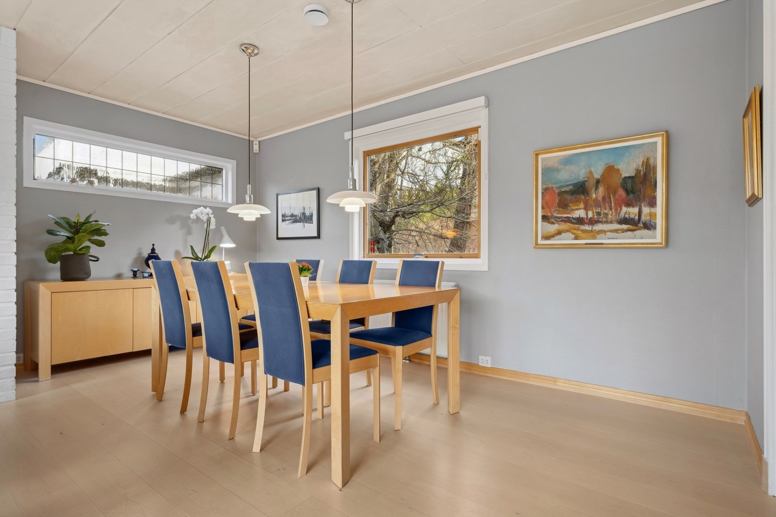 Romslig spisestue i tilknytning til kjøkken. Galleribilde