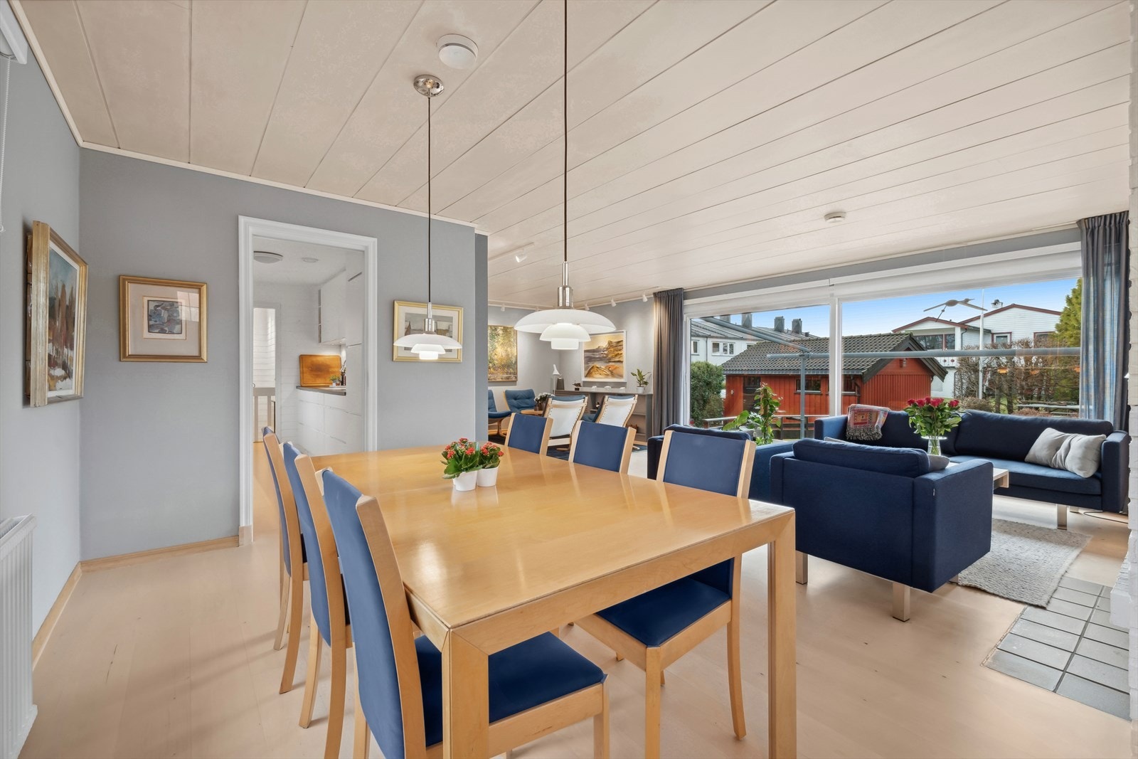 Luftig stue med gode lysforhold. Galleribilde