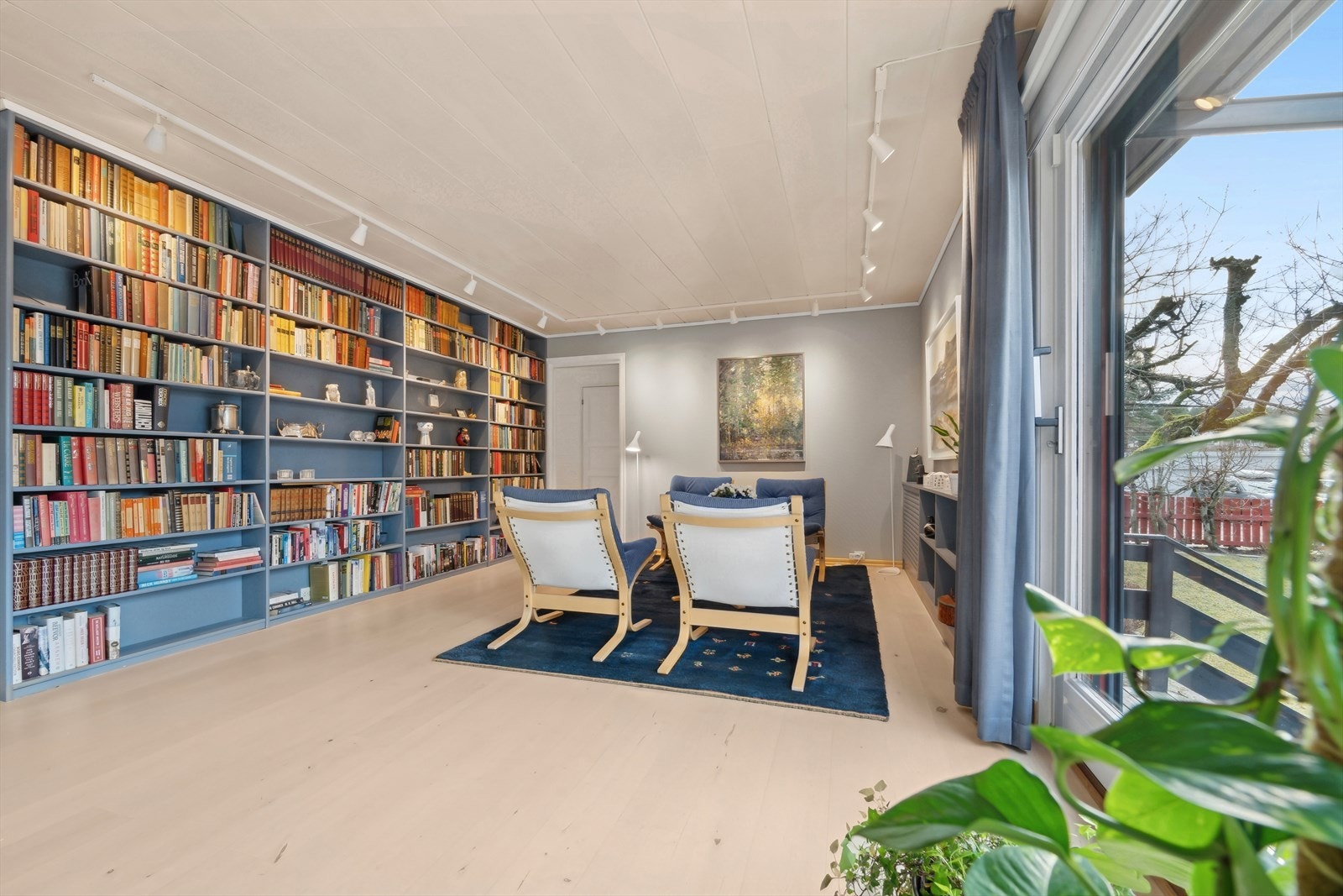 Luftig stue med plassbygde hyller. Galleribilde