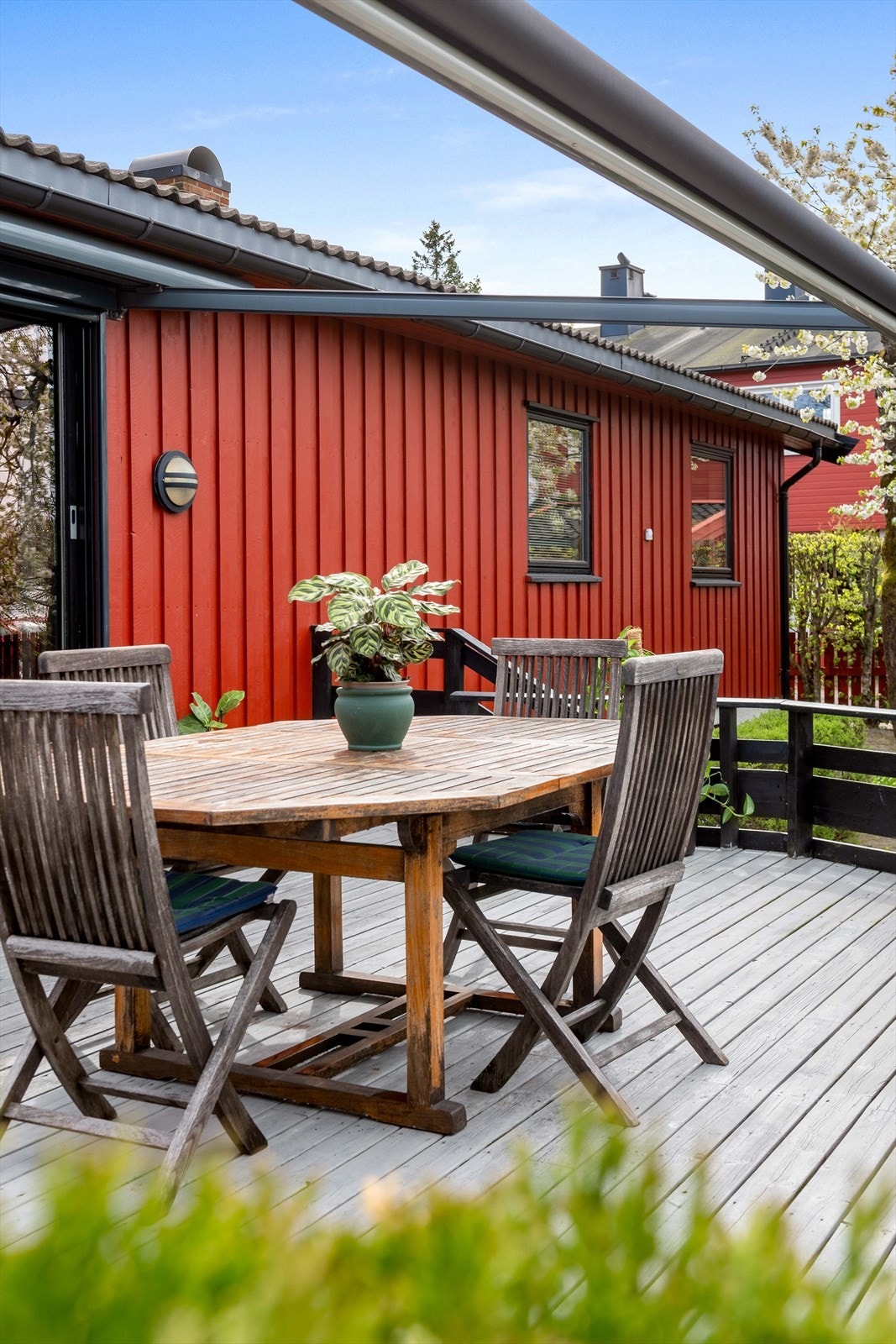 Her er det nyere markise som gjør at du kan sitte på terrassen uavhengig av vær og vind. Galleribilde