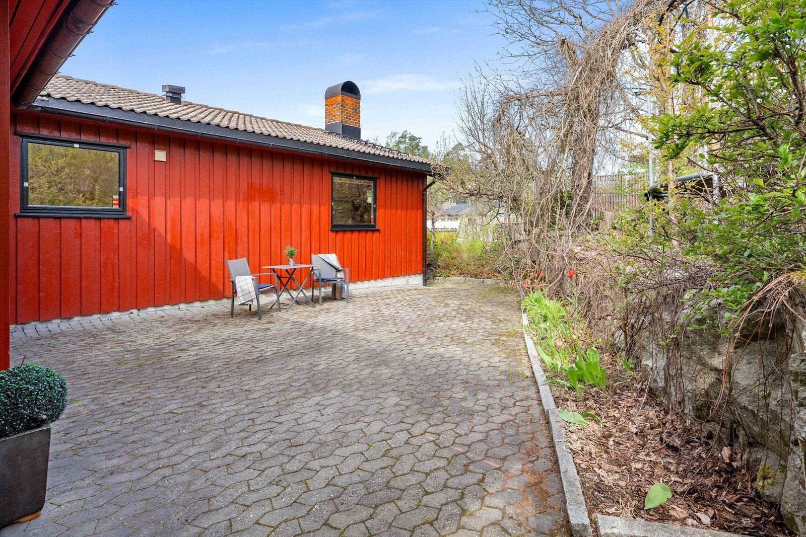 Her kan du nyte frokost og morgenkaffe i morgensola. Galleribilde