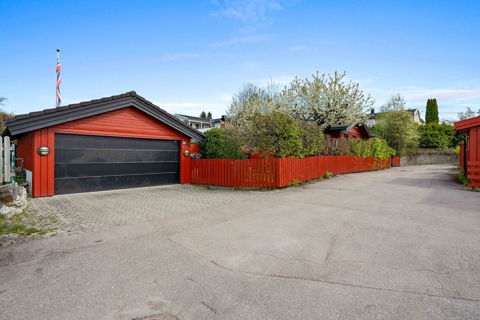 Dobbel garasje samt rikelig parkering på egen tomt. Tomten er solrik, skjermet og inngjerdet, perfekt for barnefamilier. Galleribilde