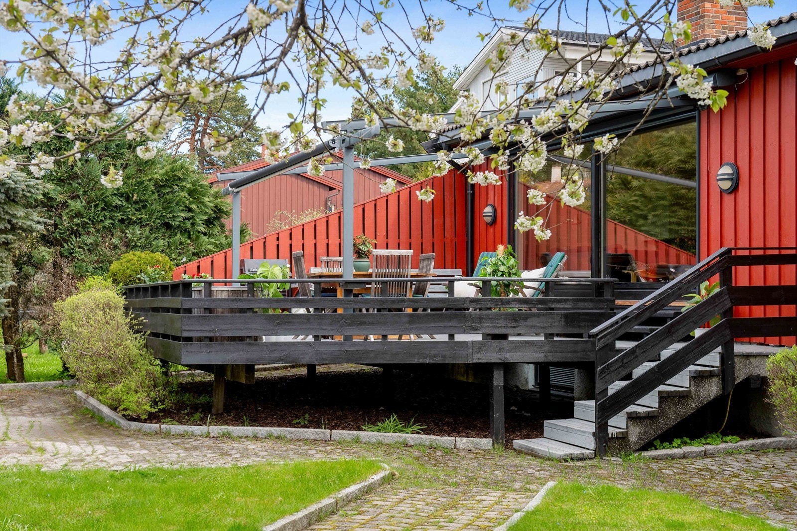 Dette gir en unik anledning til å få hagen reetablert etter arbeidene er utført - med mulighet til å påvirke hvordan uteområdet skal se ut. Kanskje ønsker du deg ny plen, nye bed, større terrasse, flere sosiale soner - eller noe helt annet? Galleribilde