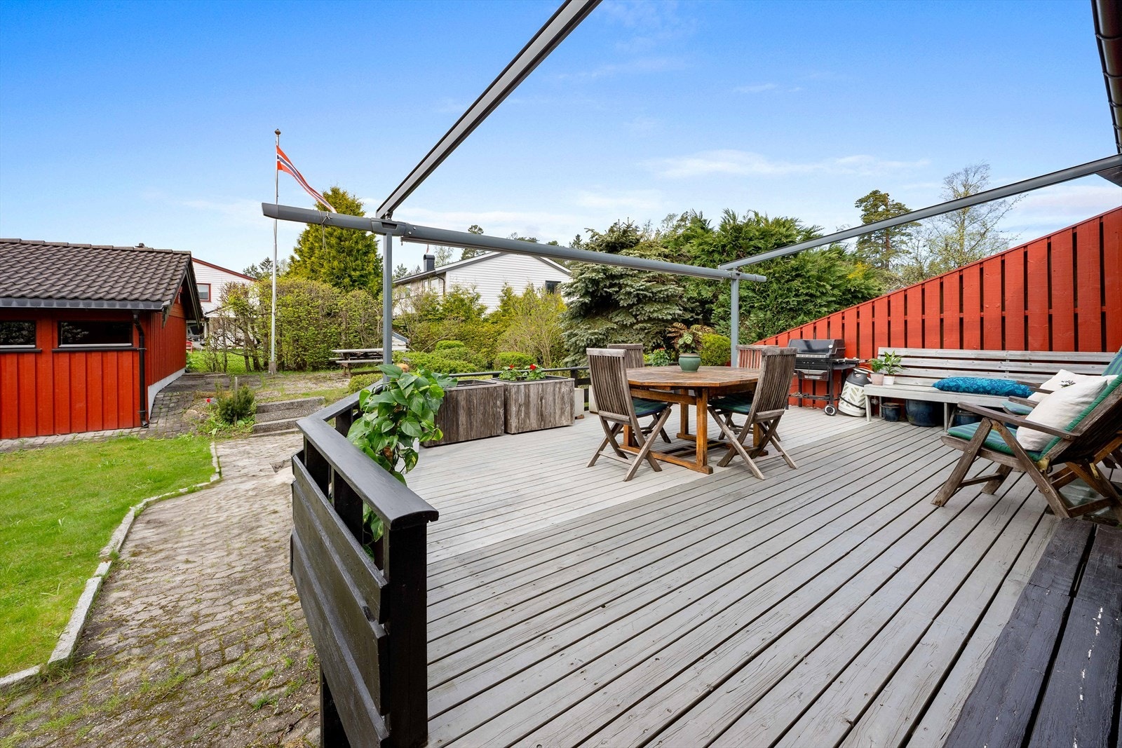 Med sin skjermede beliggenhet, romslige størrelse og grønne preg er dette en tomt med både sjel, potensial og fleksibilitet - perfekt for deg som ønsker å skape ditt eget lille hageparadis, med kommunen som hjelper på veien. Galleribilde