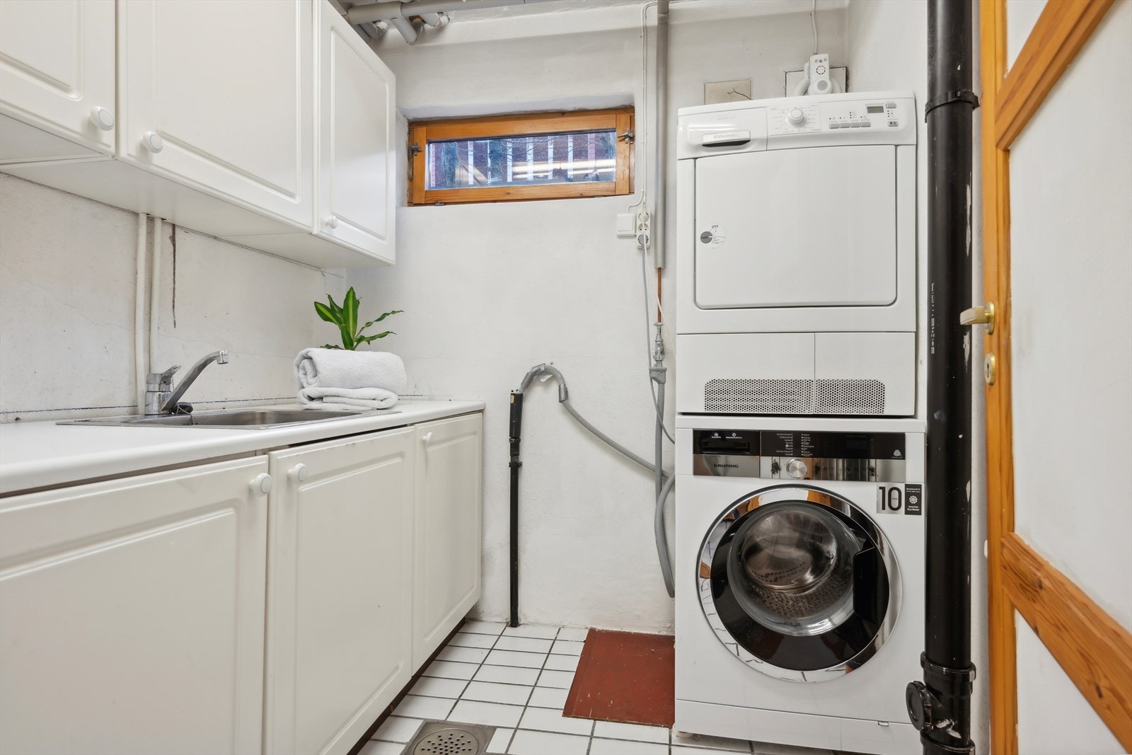 Boligen har et vaskerom med servant og opplegg for vaskemaskin og tørketrommel, gulvet er flislagt. Galleribilde